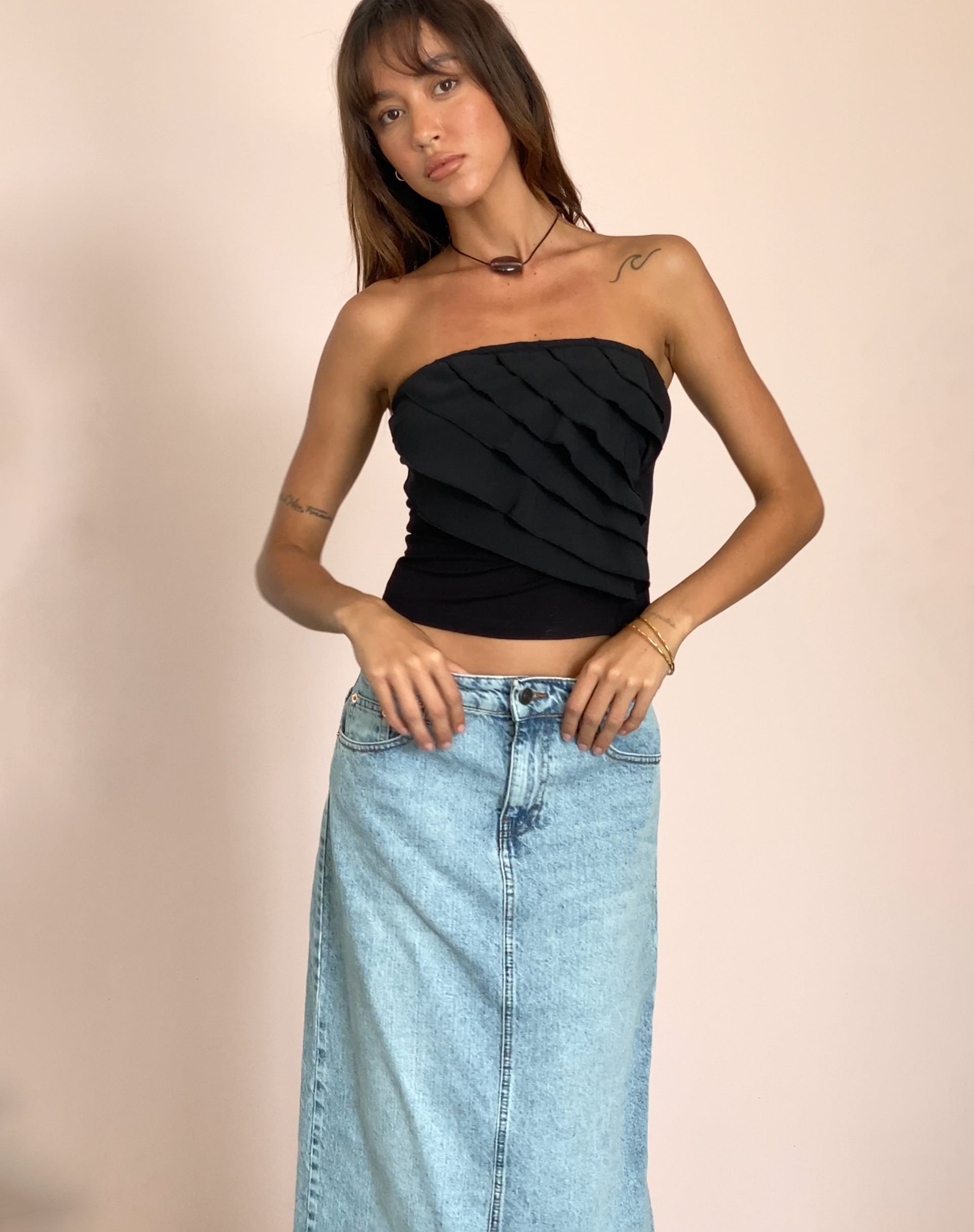 imagen de Wayan Ruffle Bandeau Top en Negro