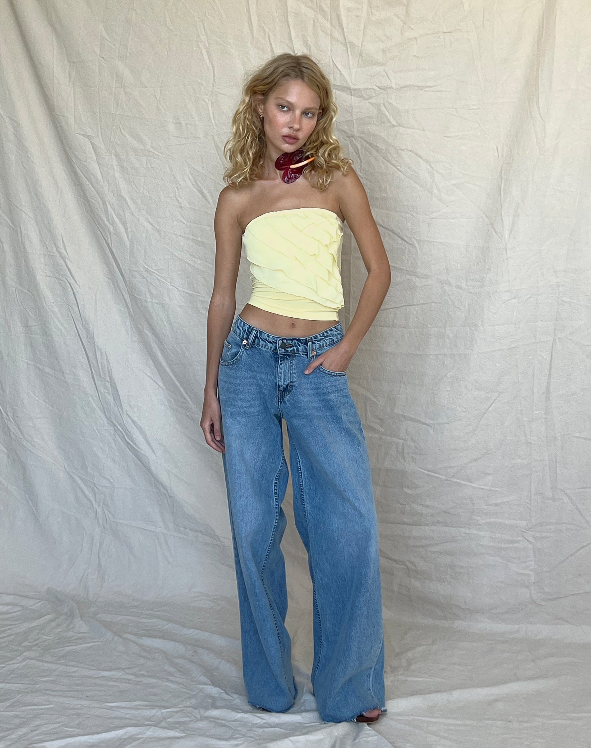 Imagen de Wayan Ruffle Bandeau Top en Amarillo Pálido