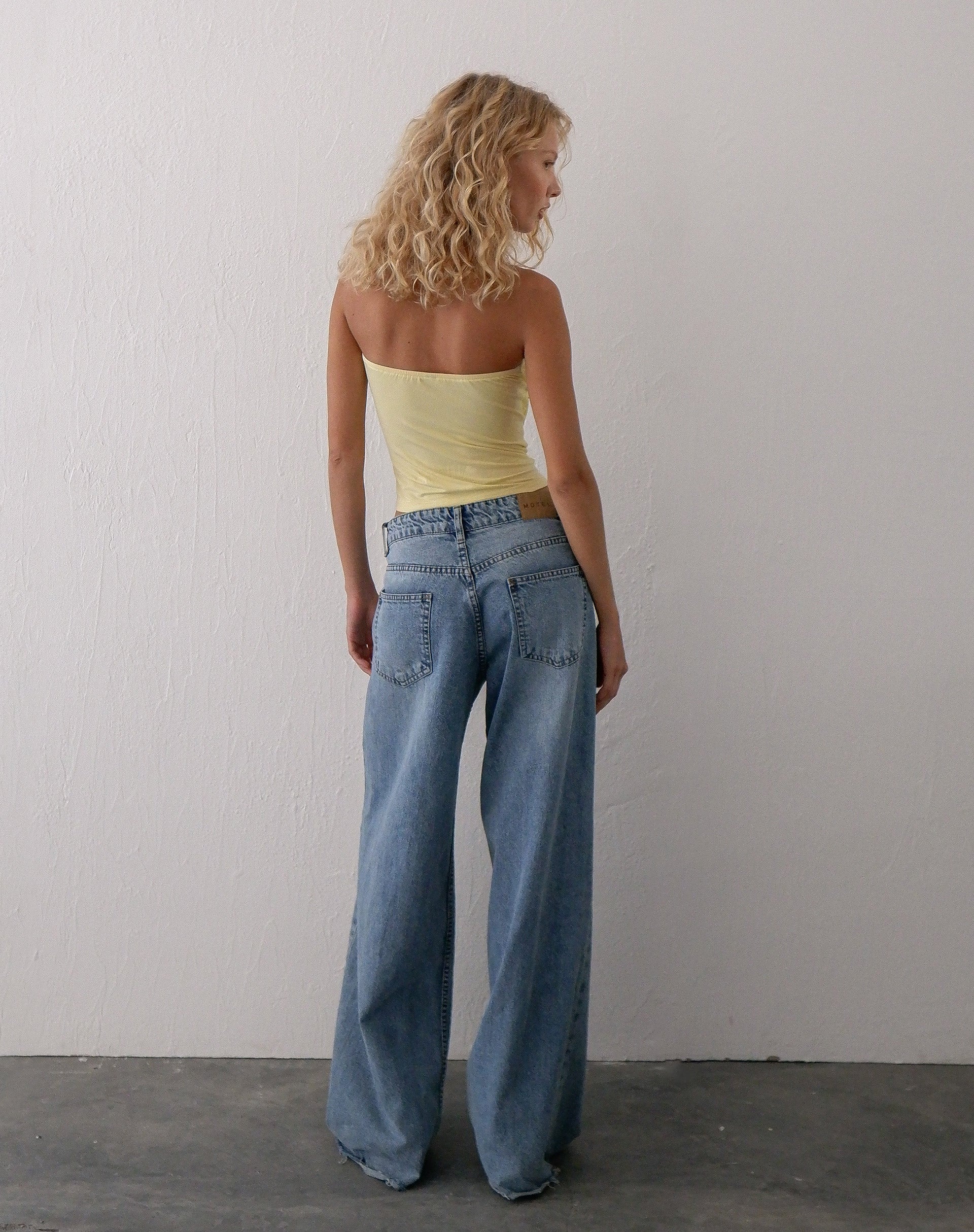 Imagen de Wayan Ruffle Bandeau Top en Amarillo Pálido