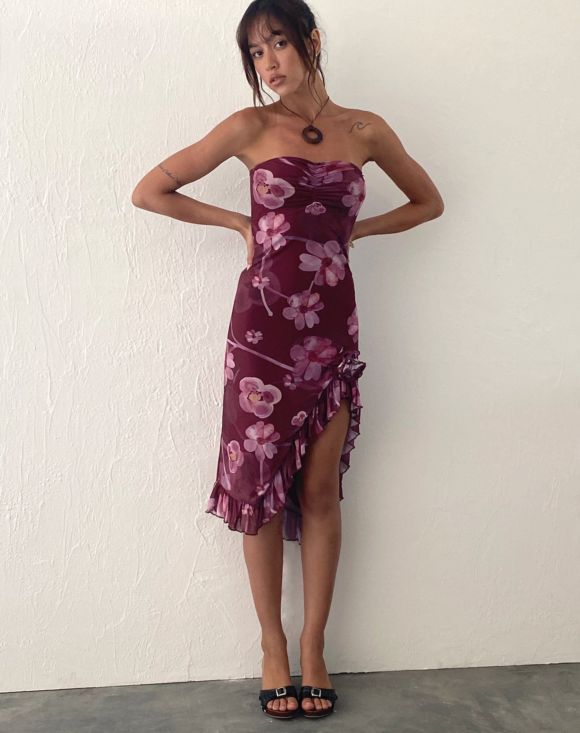 Imagen de Weti Mini Vestido Bandeau con Dobladillo en Cascada en Acuarela Floral Berry