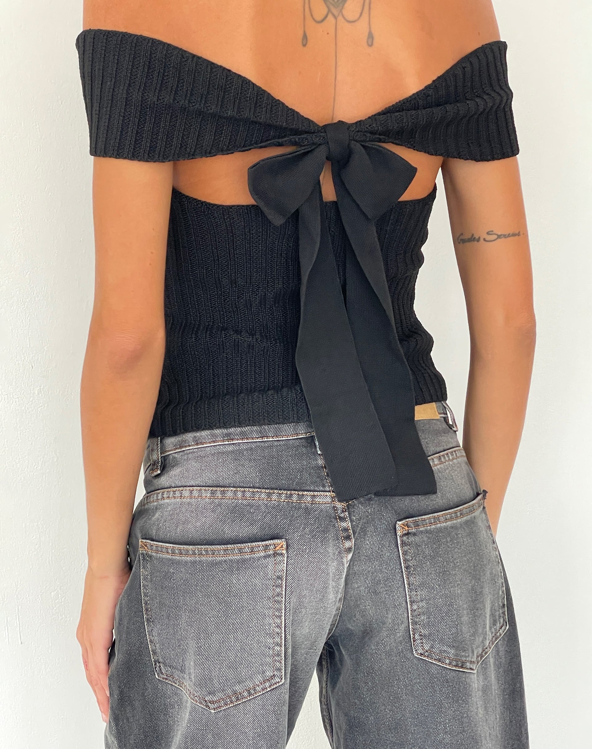 Imagen de Wilda Bardot Bow Back Top de punto Negro