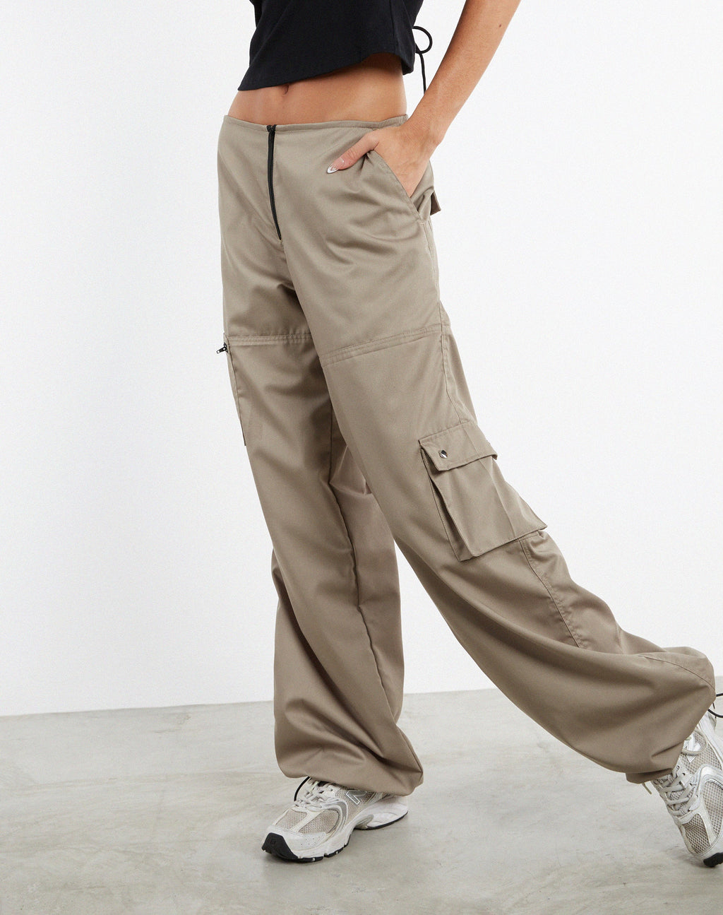 Pantalón cargo Xander de algodón perforado gris topo