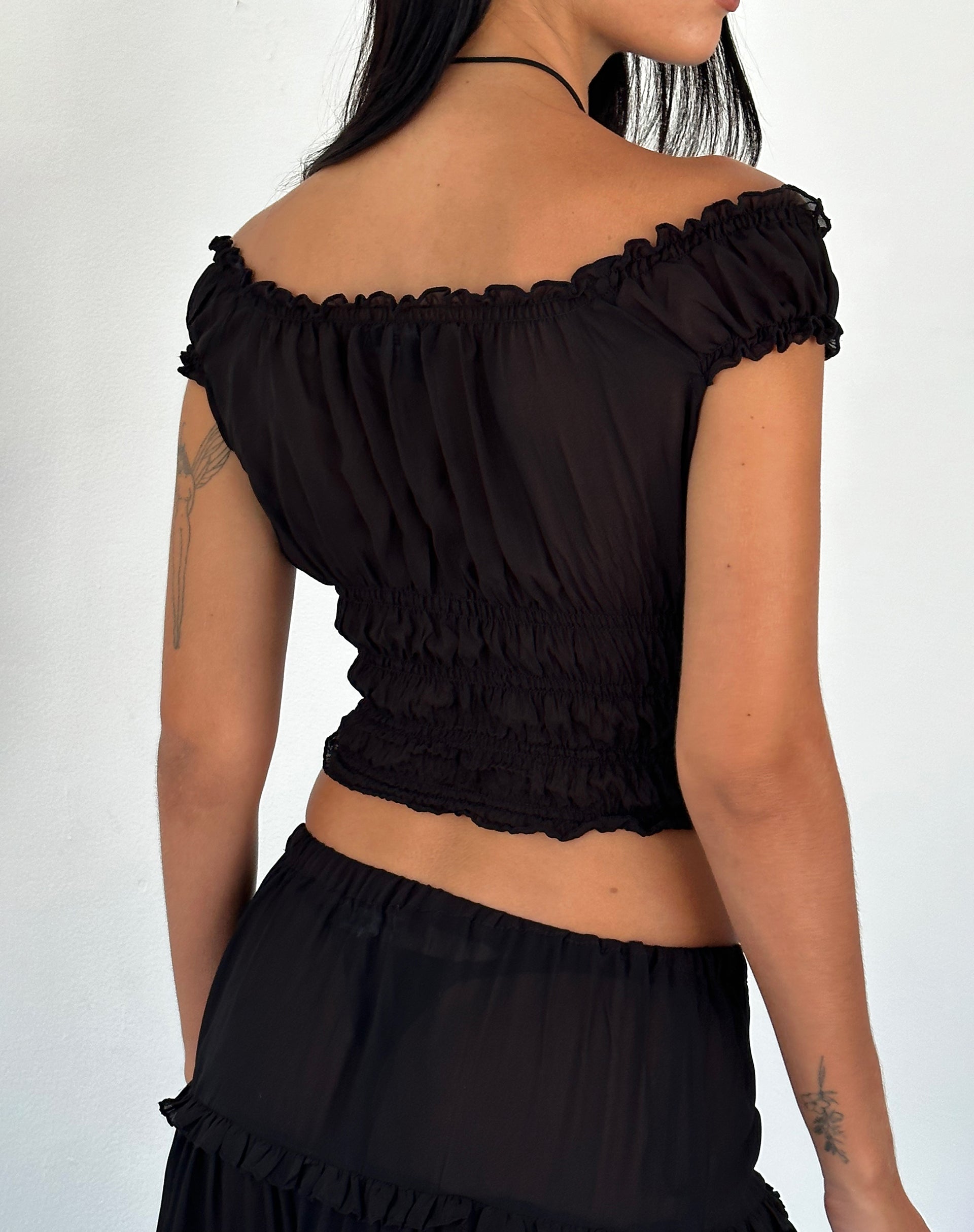 Imagen de Xavi Shirred Bardot Top in Chiffon Negro