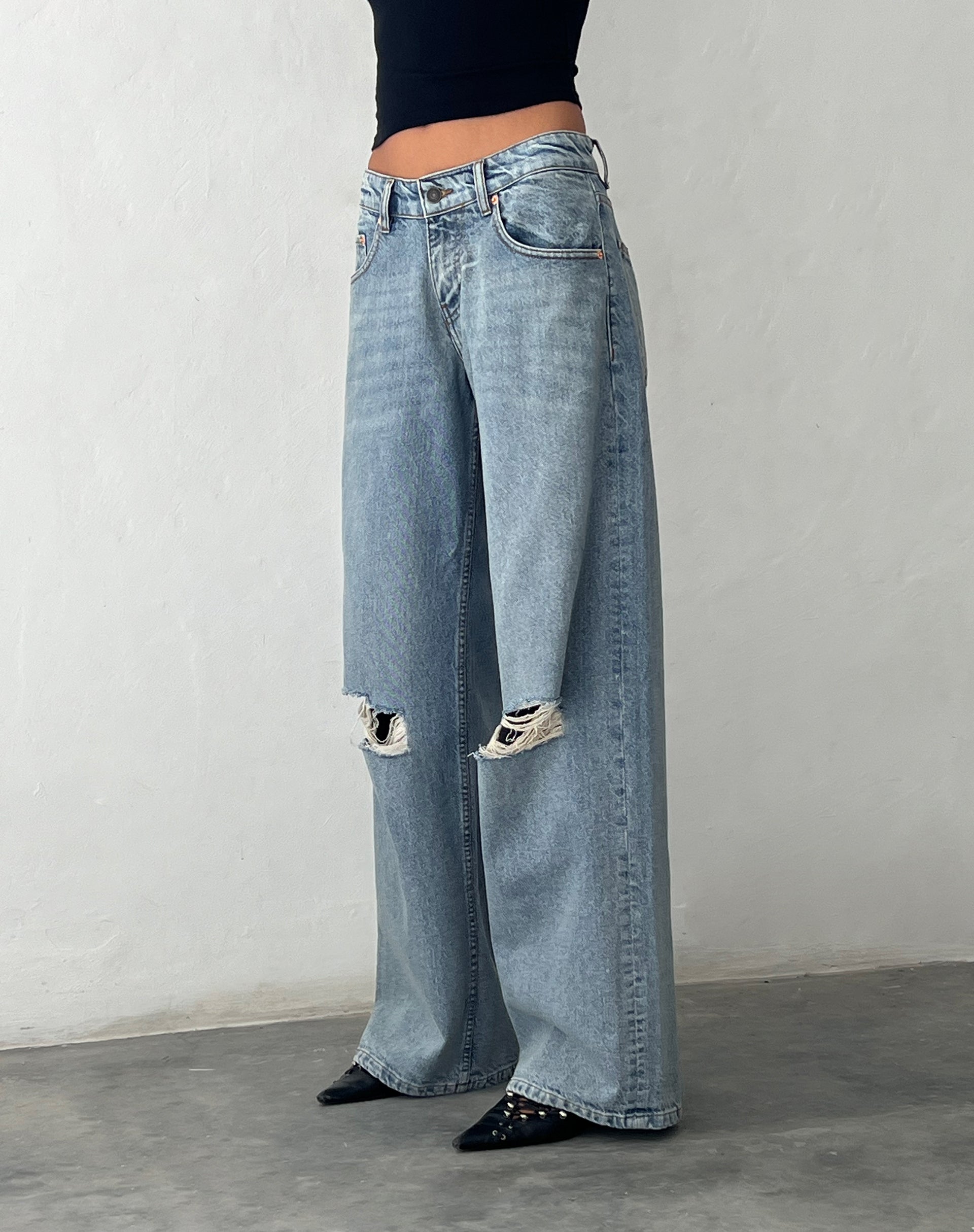 imagen de Ripped Roomy Extra Wide Low Rise Jean en Vintage Blue Wash