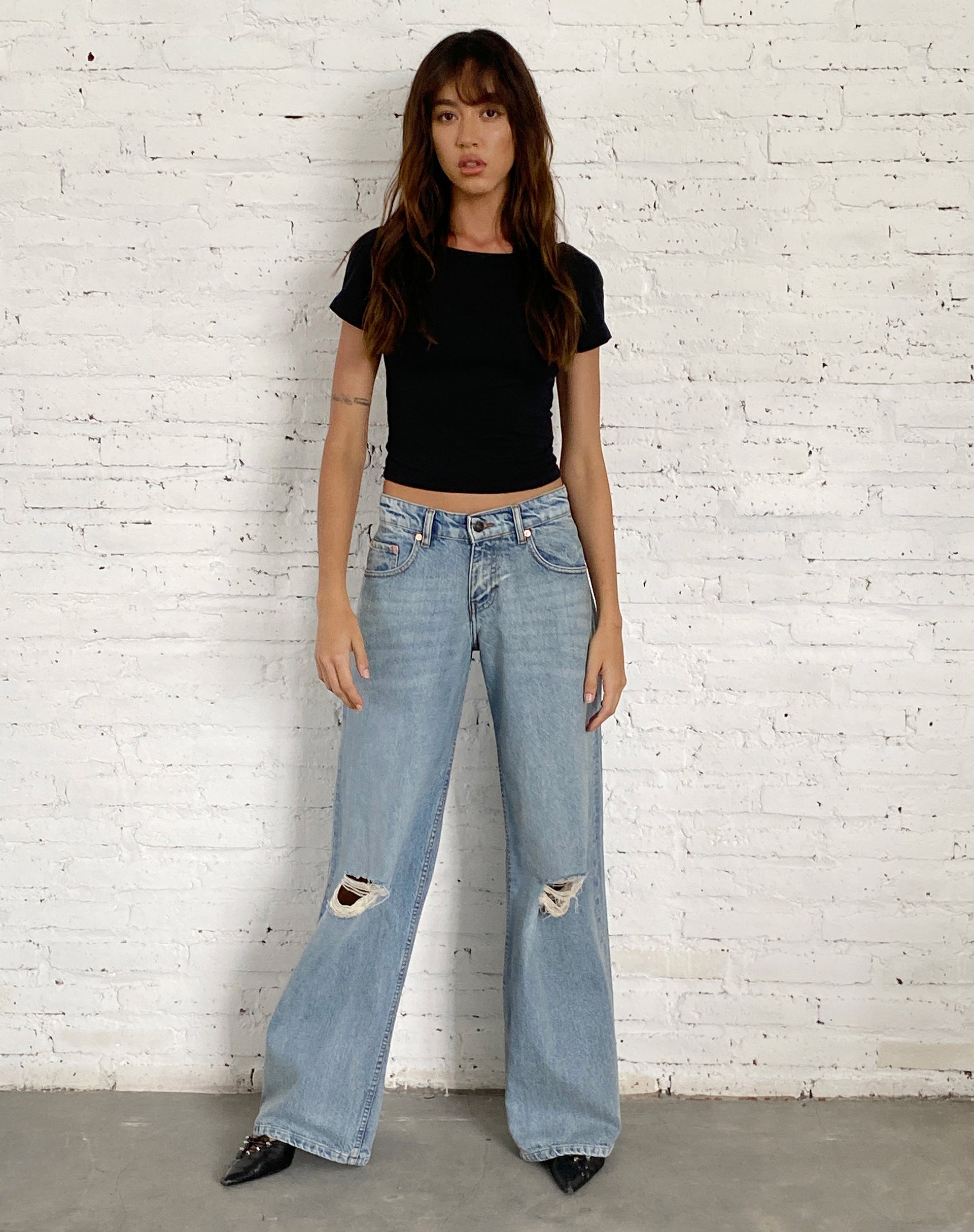 imagen de Ripped Roomy Extra Wide Low Rise Jean en Vintage Blue Wash
