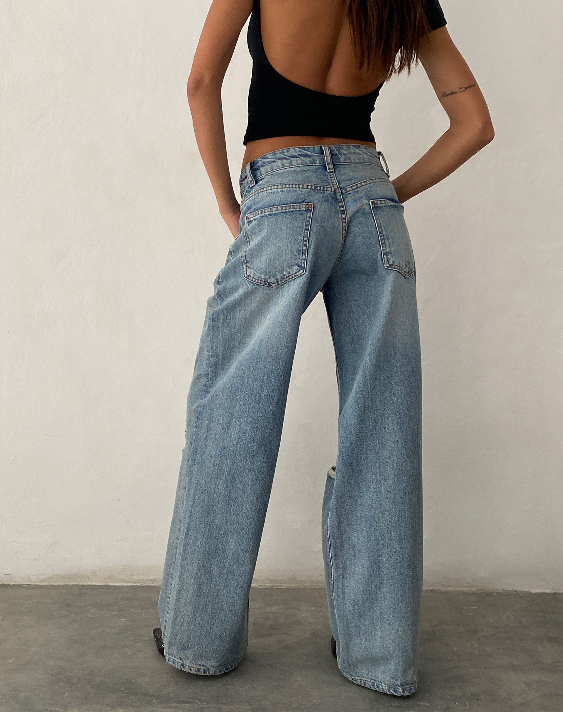 imagen de Ripped Roomy Extra Wide Low Rise Jean en Vintage Blue Wash