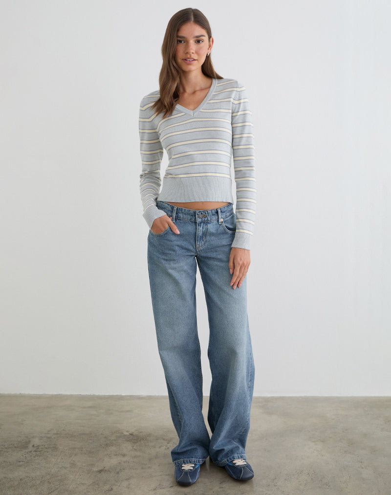 Imagen del jersey Yasra de punto a rayas en color crema grisáceo.