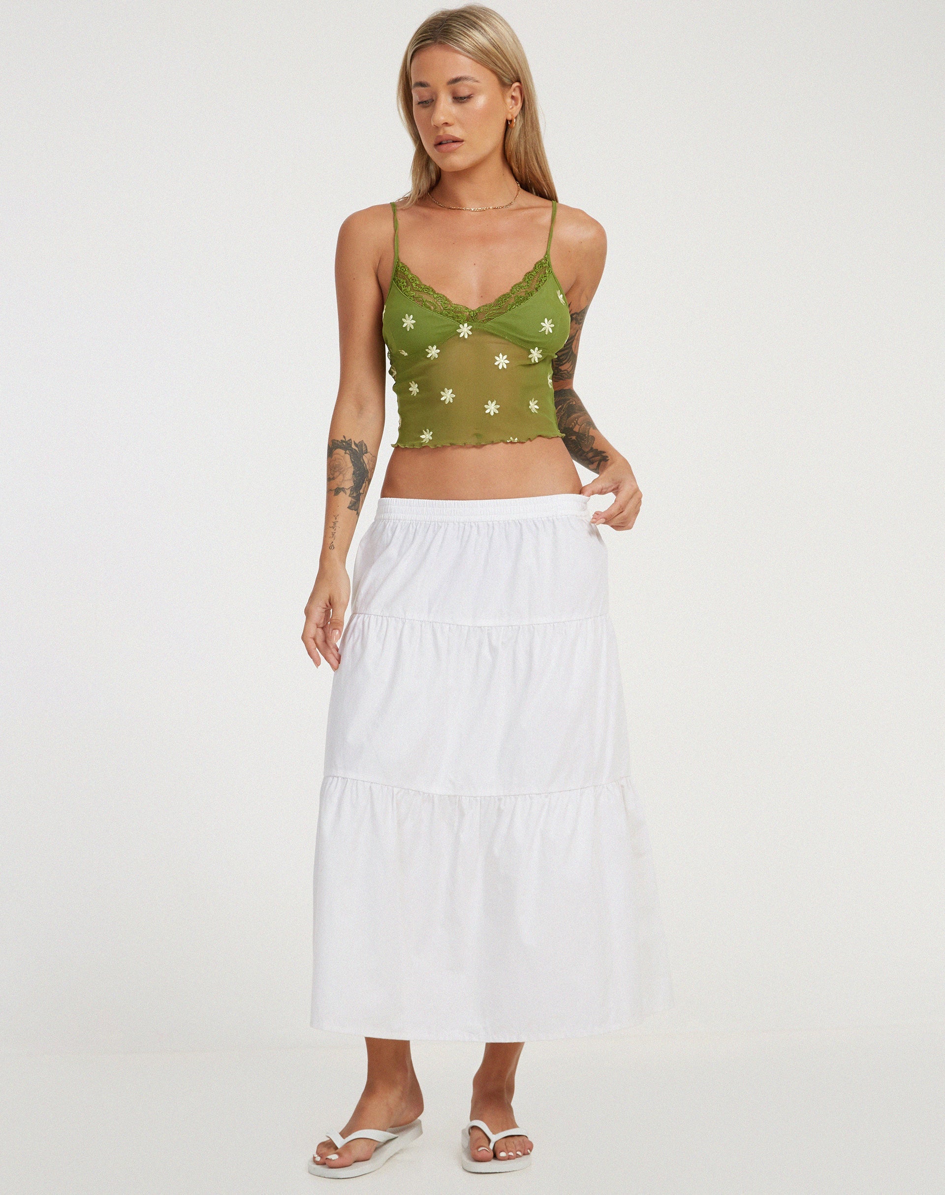 imagen de Yenika Cami Top en Verde Musgo Crema Margarita Embro