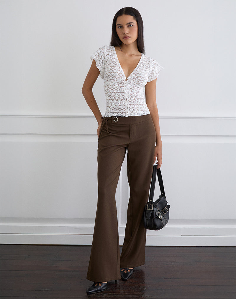 Top con cuello en V y botones de Yeslin en encaje blanco