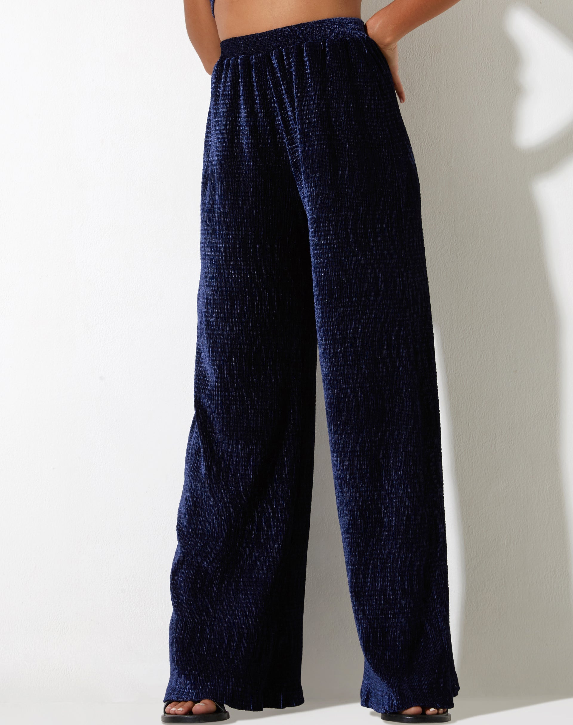imagen del pantalón Obeli en terciopelo azul marino