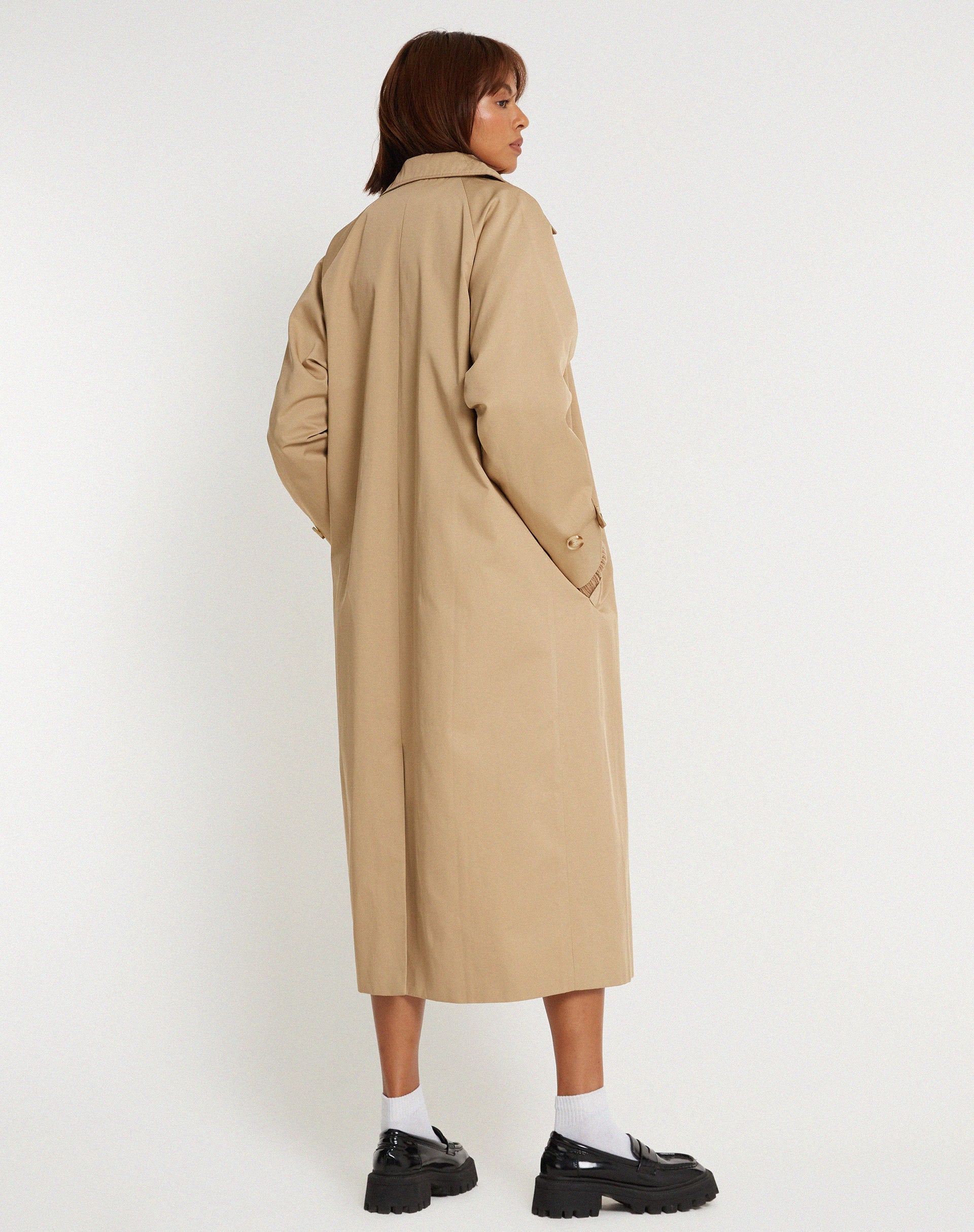 imagen de Assa Trench Coat en color tostado con forro de rayas