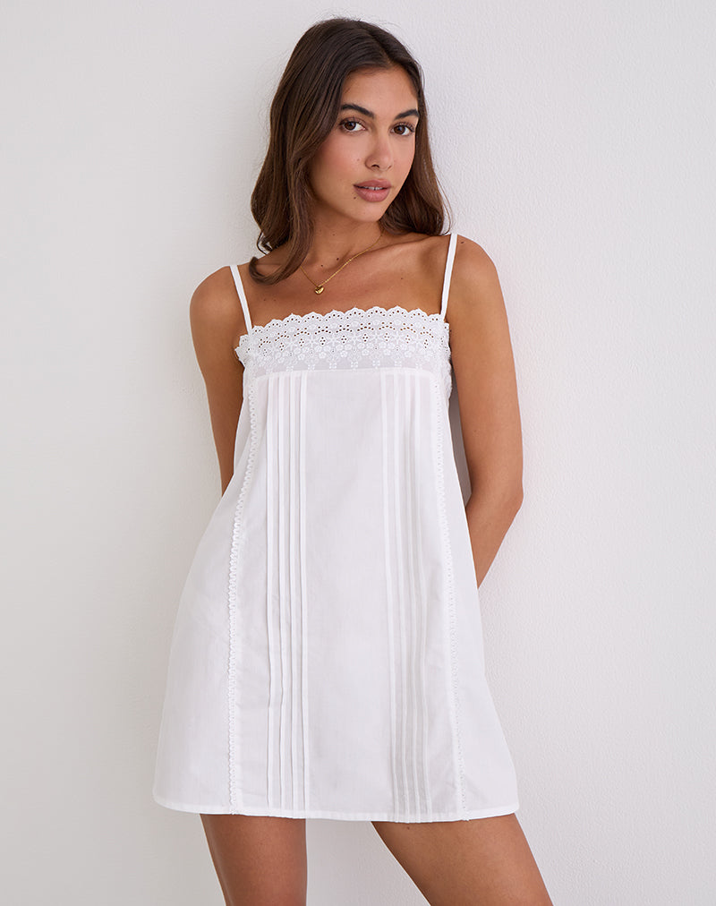 Imagen del minivestido Yoshiko Brodierie Trim en blanco