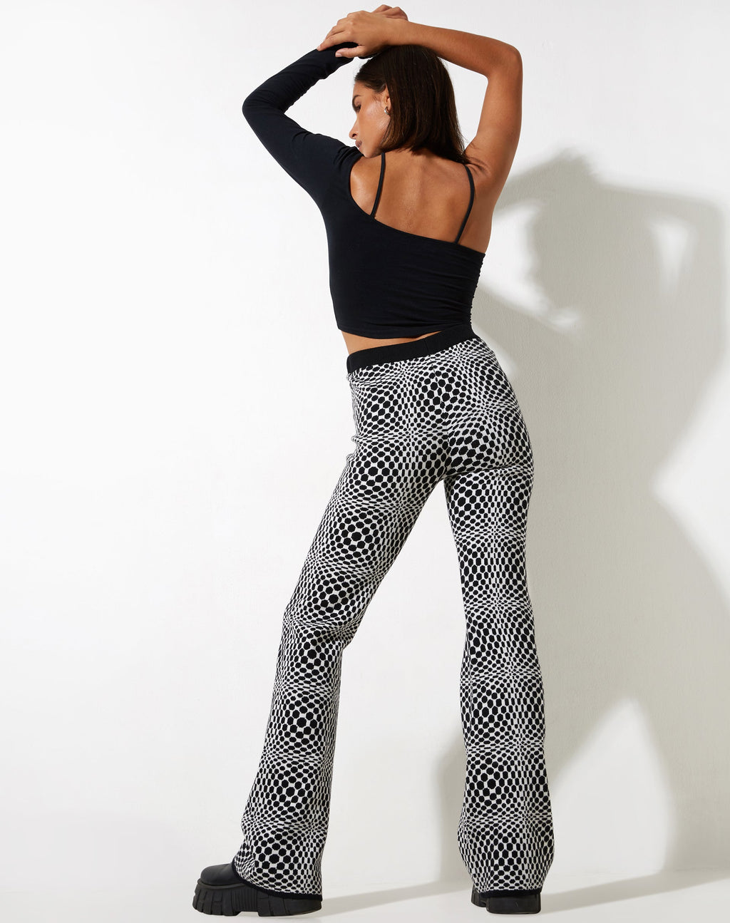 Pantalón Yuana en monocromo óptico cuadrado blanco y negro