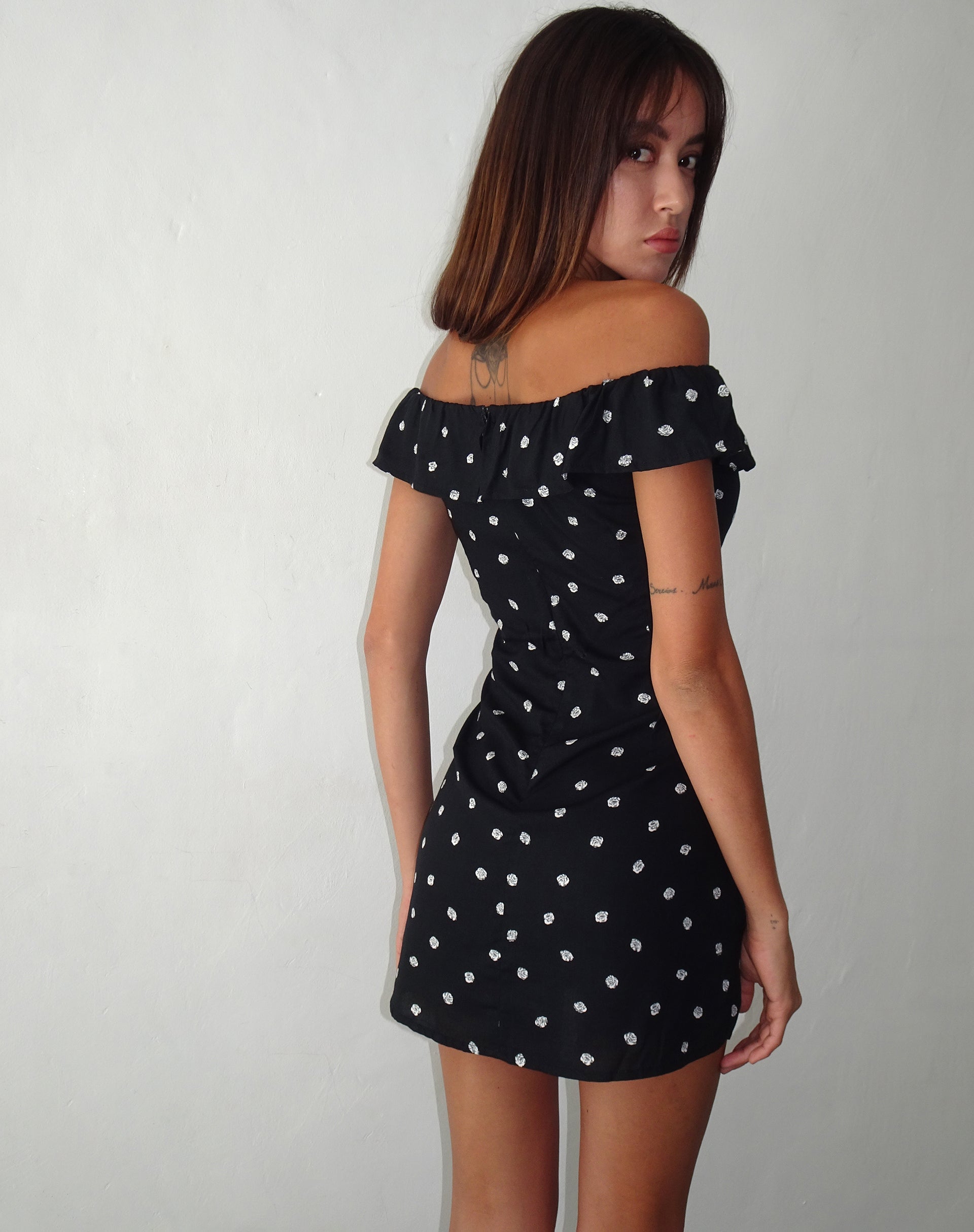 Imagen de Yudia Bardot Mini Dress in Ditsy Rose Negro