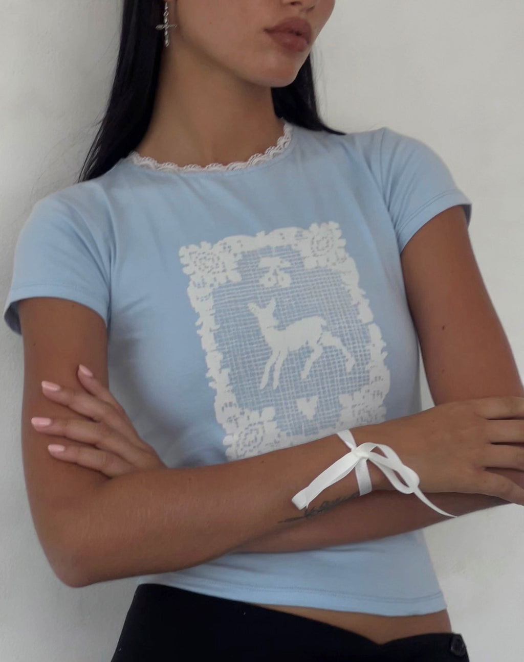 Camiseta de manga corta Zagy en azul empolvado con motivo de ciervo