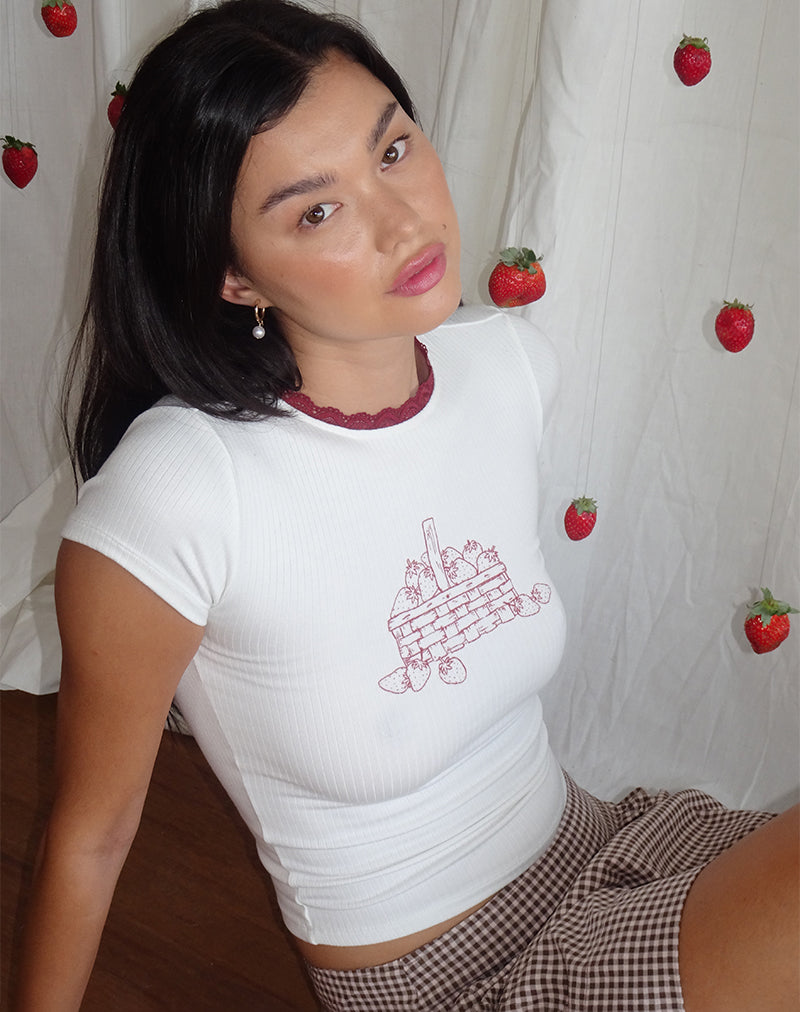 Imagen de la camiseta Zagy Tee en blanco roto con estampado de maceta de fresas