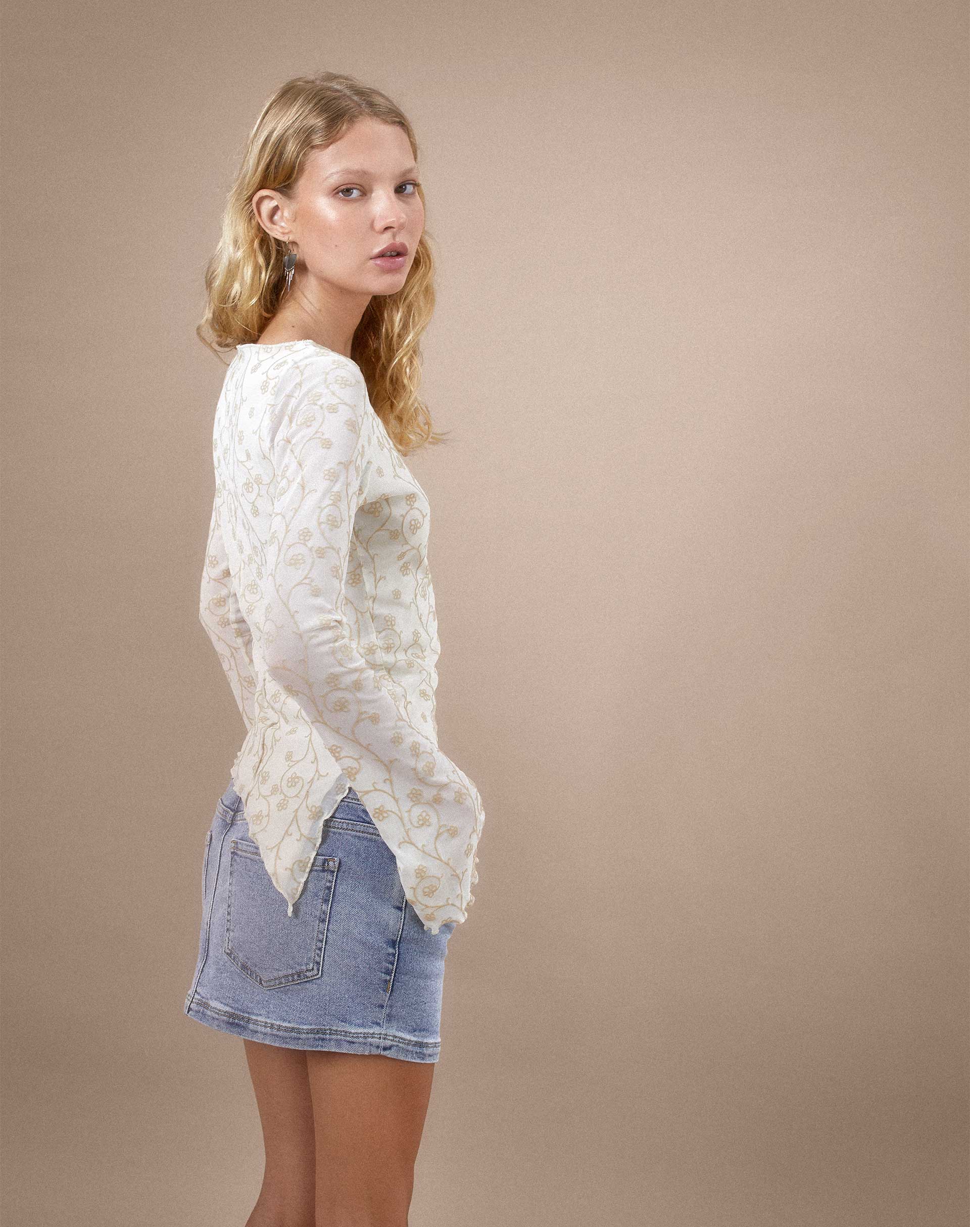 imagen de Zest Mesh Long Sleeve Top en beige con flocado tostado claro