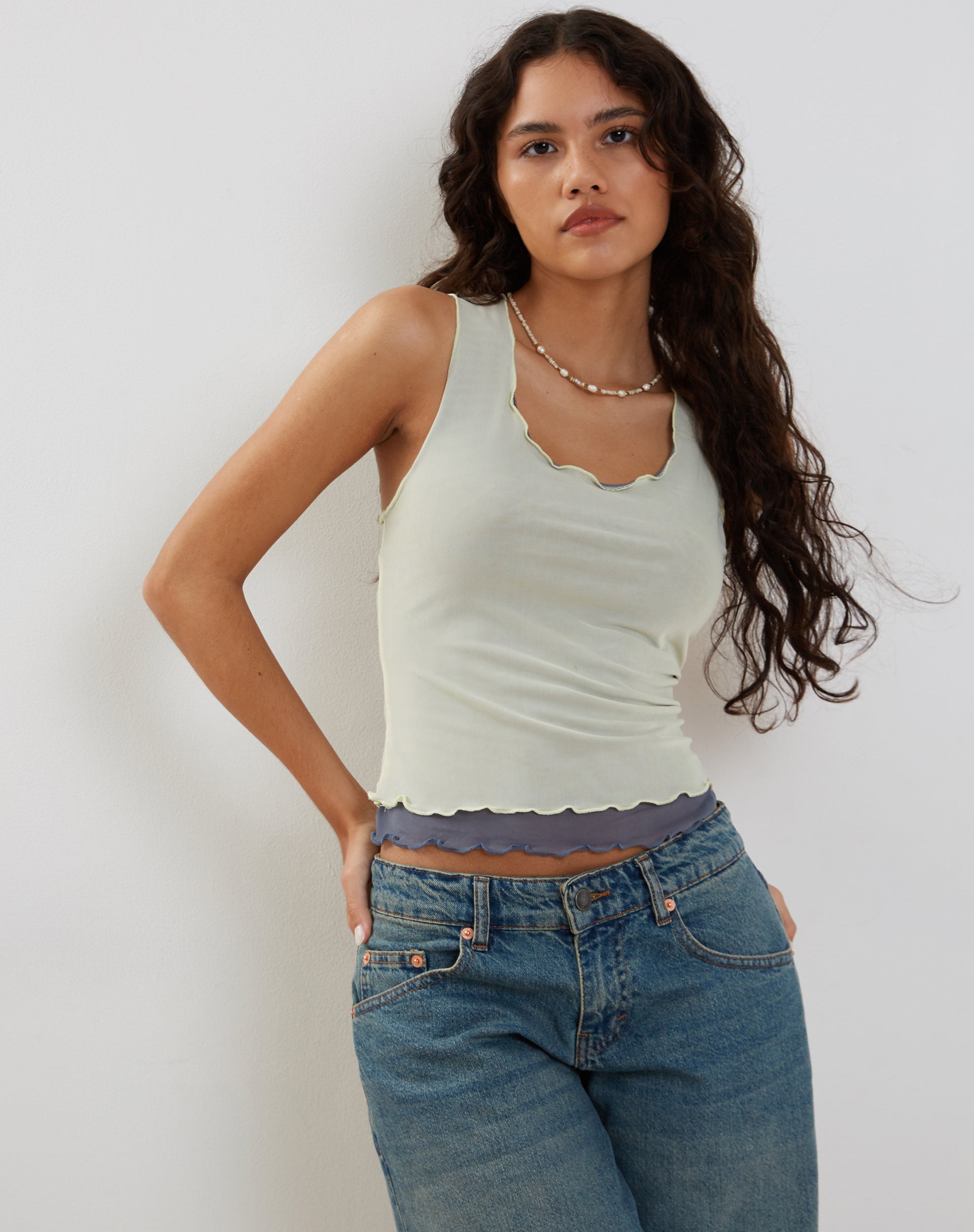 Imagen de Zeta Vest Top en amarillo con forro azul marino