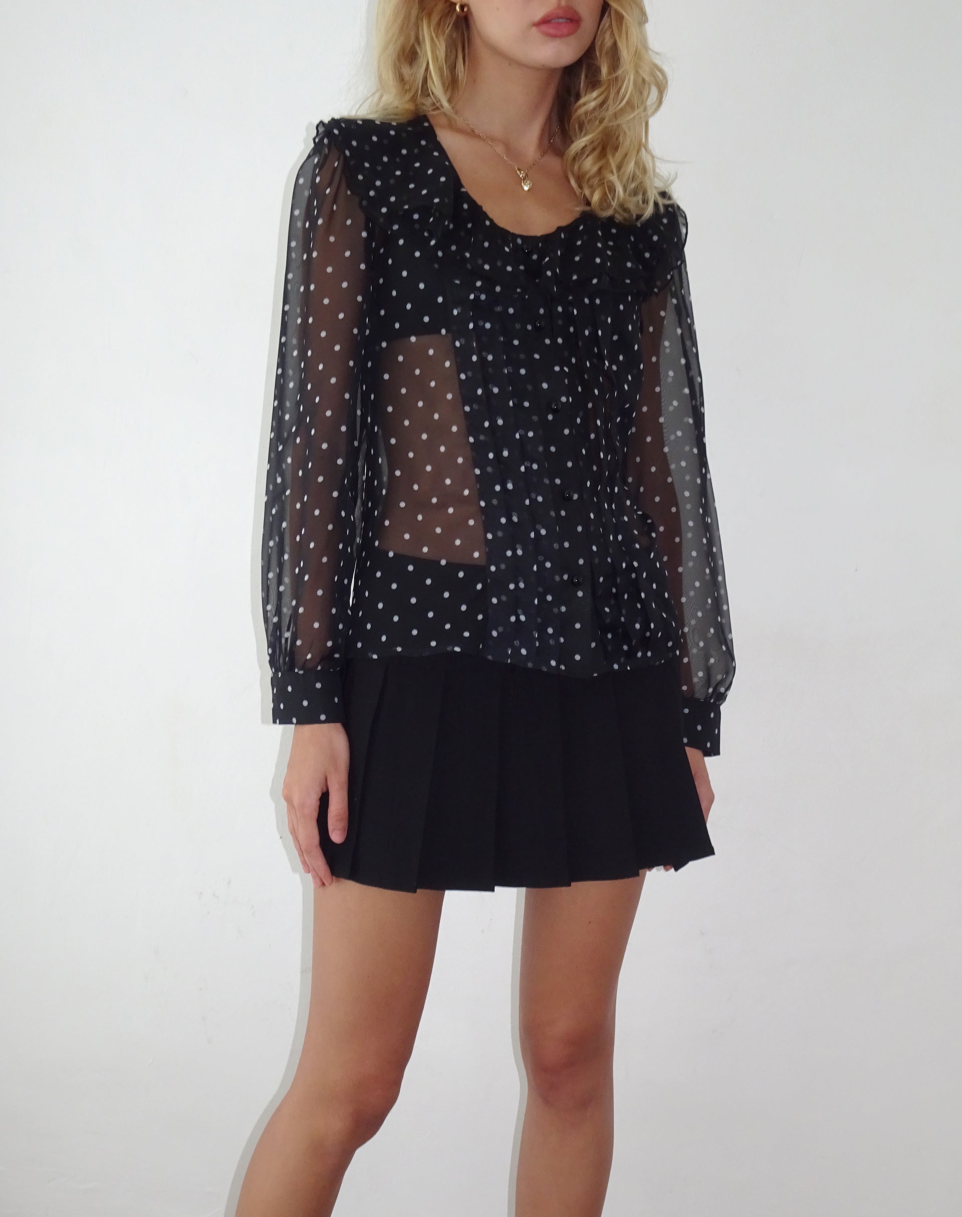 Imagen de la blusa Zinnia de gasa negra a lunares