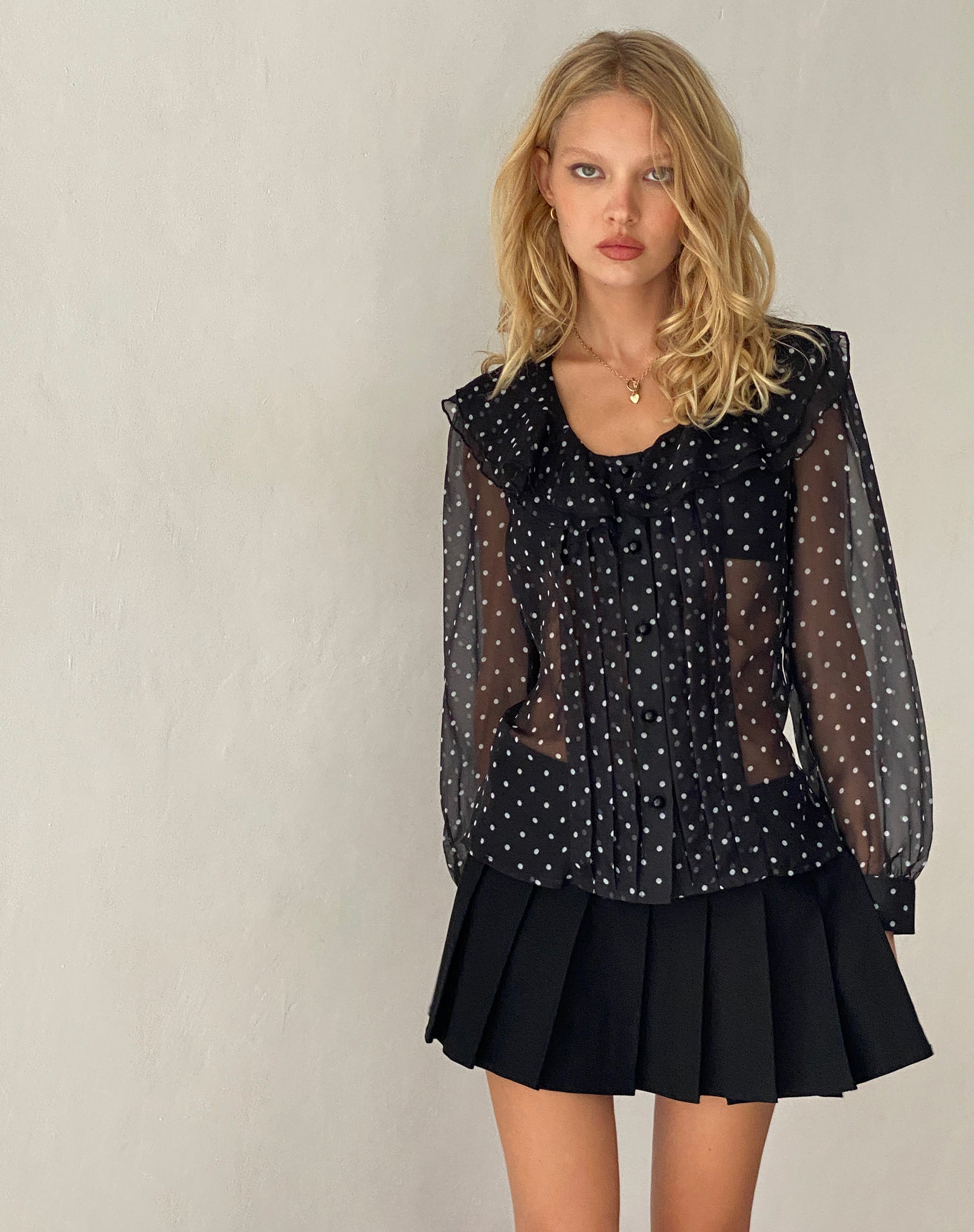 Imagen de la blusa Zinnia de gasa negra a lunares