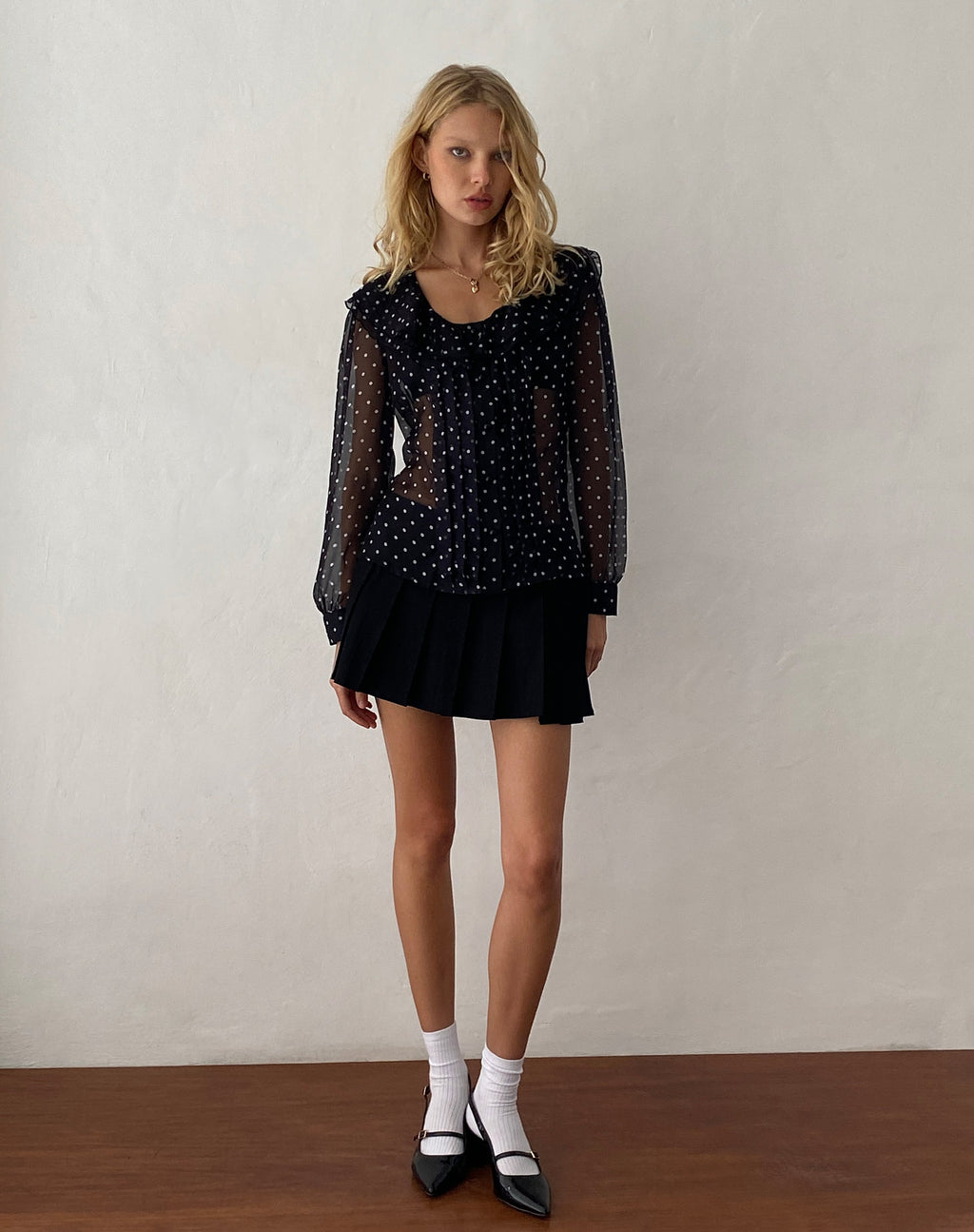 Blusa Zinnia de gasa negra a lunares