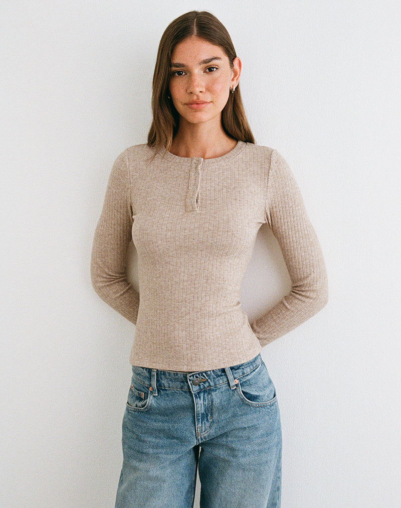 Imagen de la blusa de manga larga con botones Zinta en punto elástico color avena.