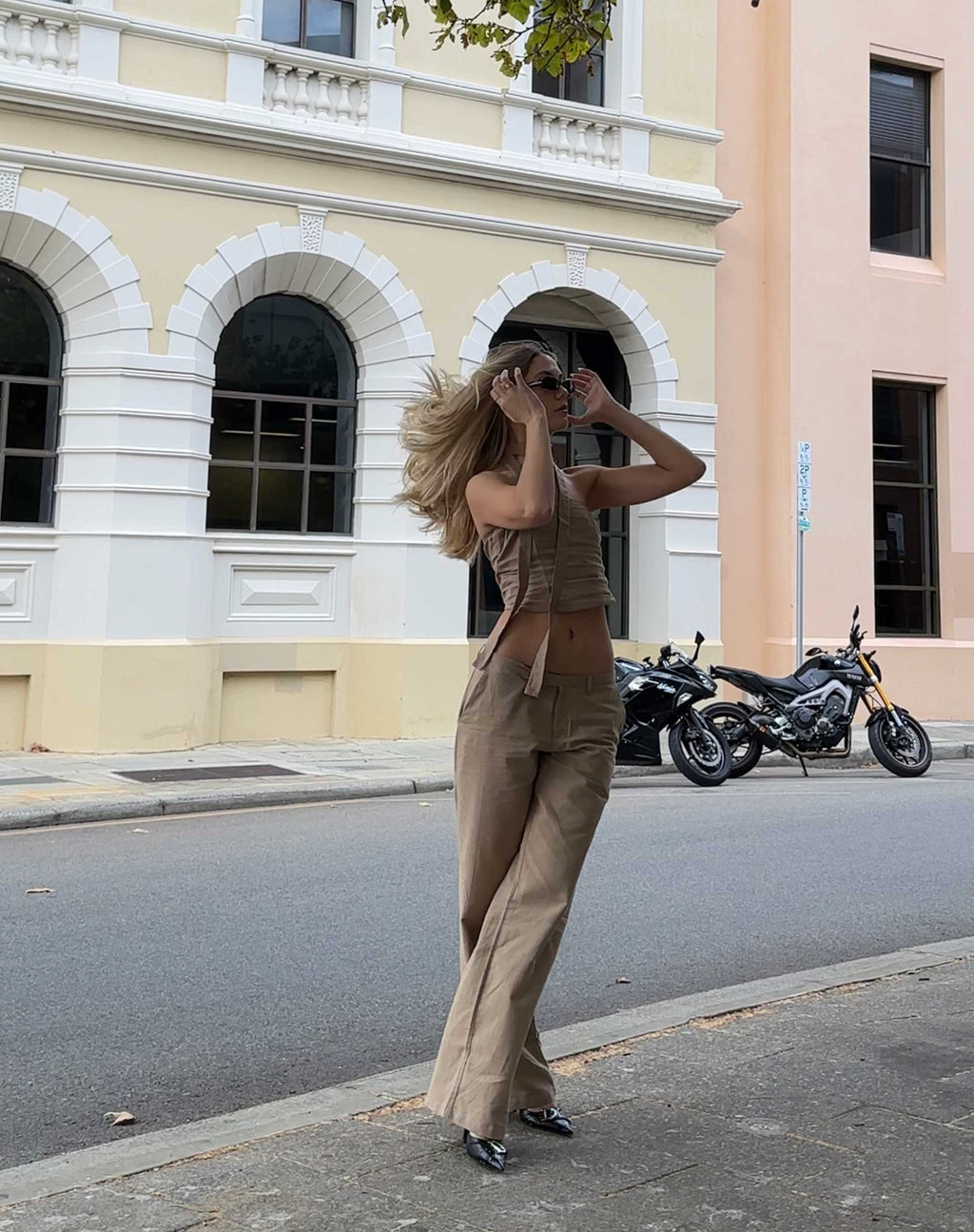 Conjunto MOTEL X JACQUIE Shaloe Bandeau Top y Pañuelo en Topo Claro