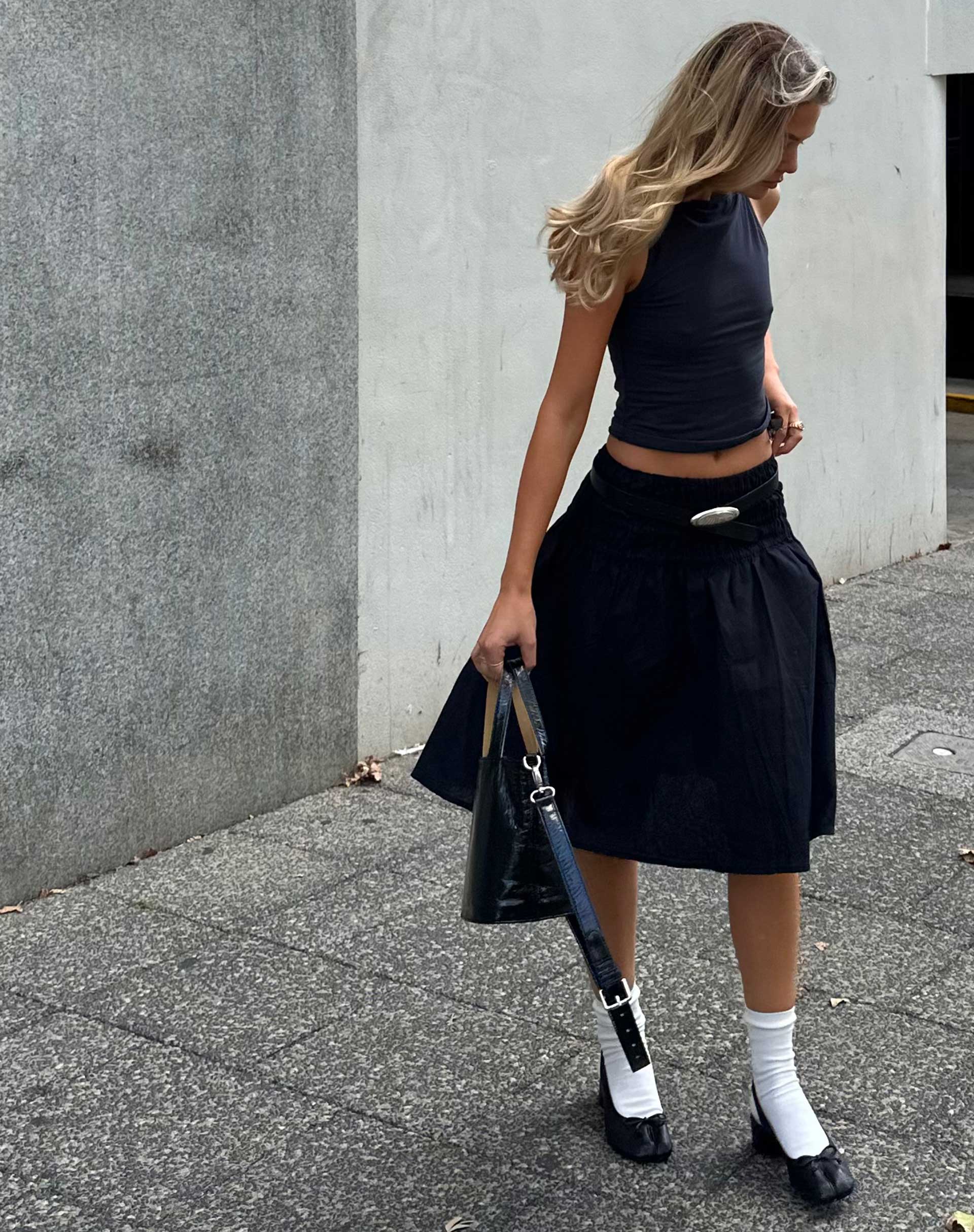 imagen de MOTEL X JACQUIE Neleta Shirred Waist Midi Skirt in Black