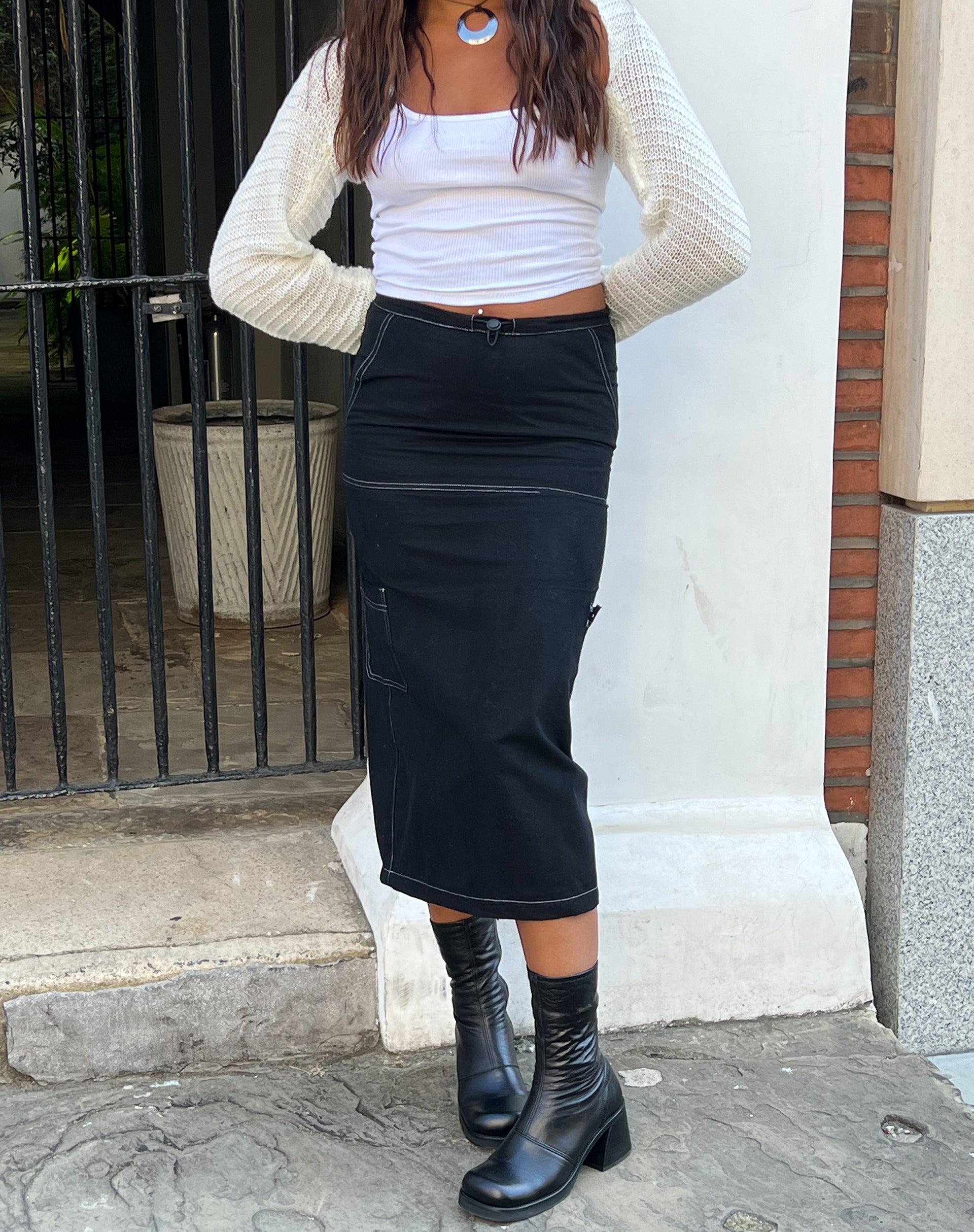 imagen de Swari Midi Cargo Skirt en Negro