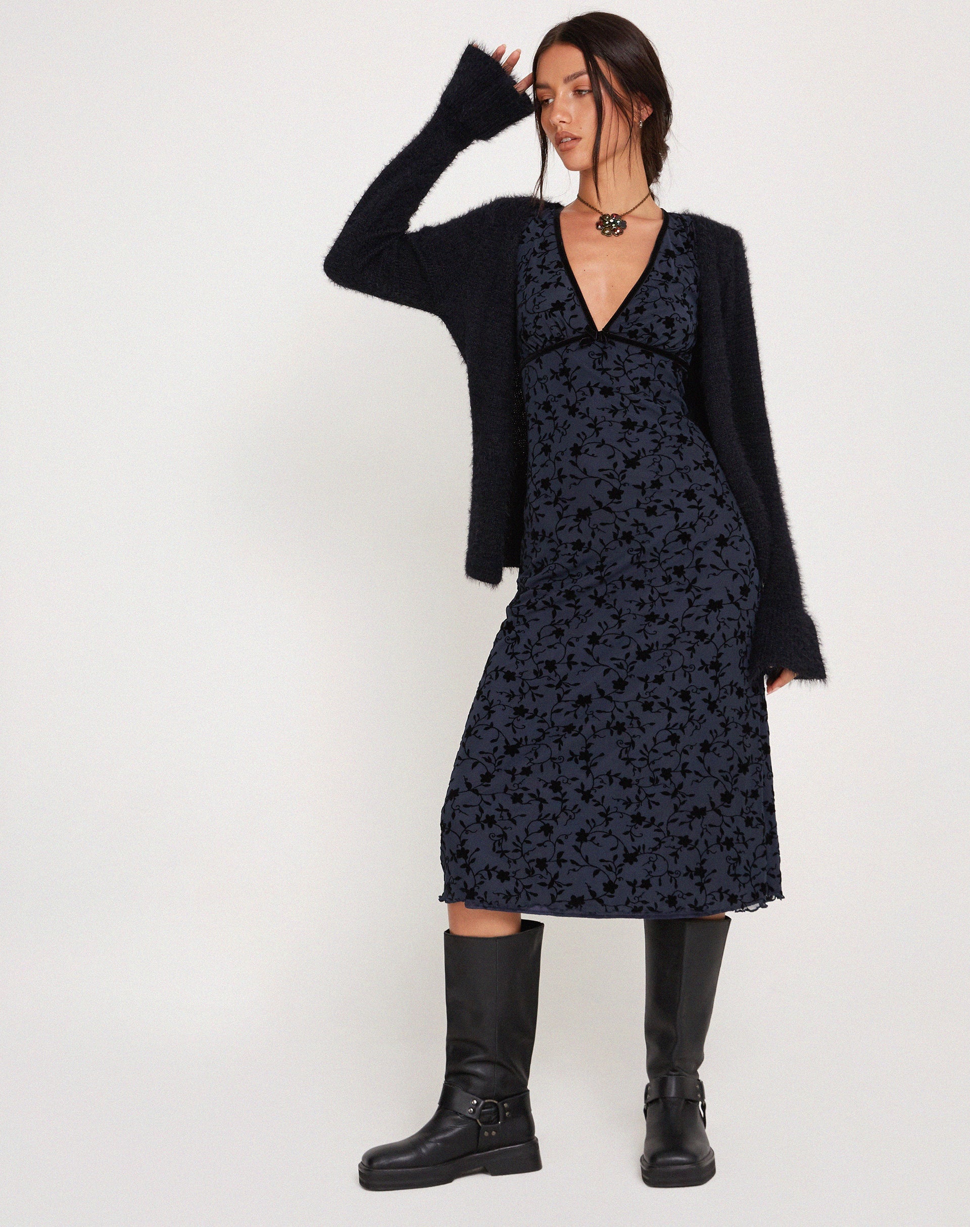 Imagen del vestido Vilinia Midi Dress in Pretty Petal Flock Negro