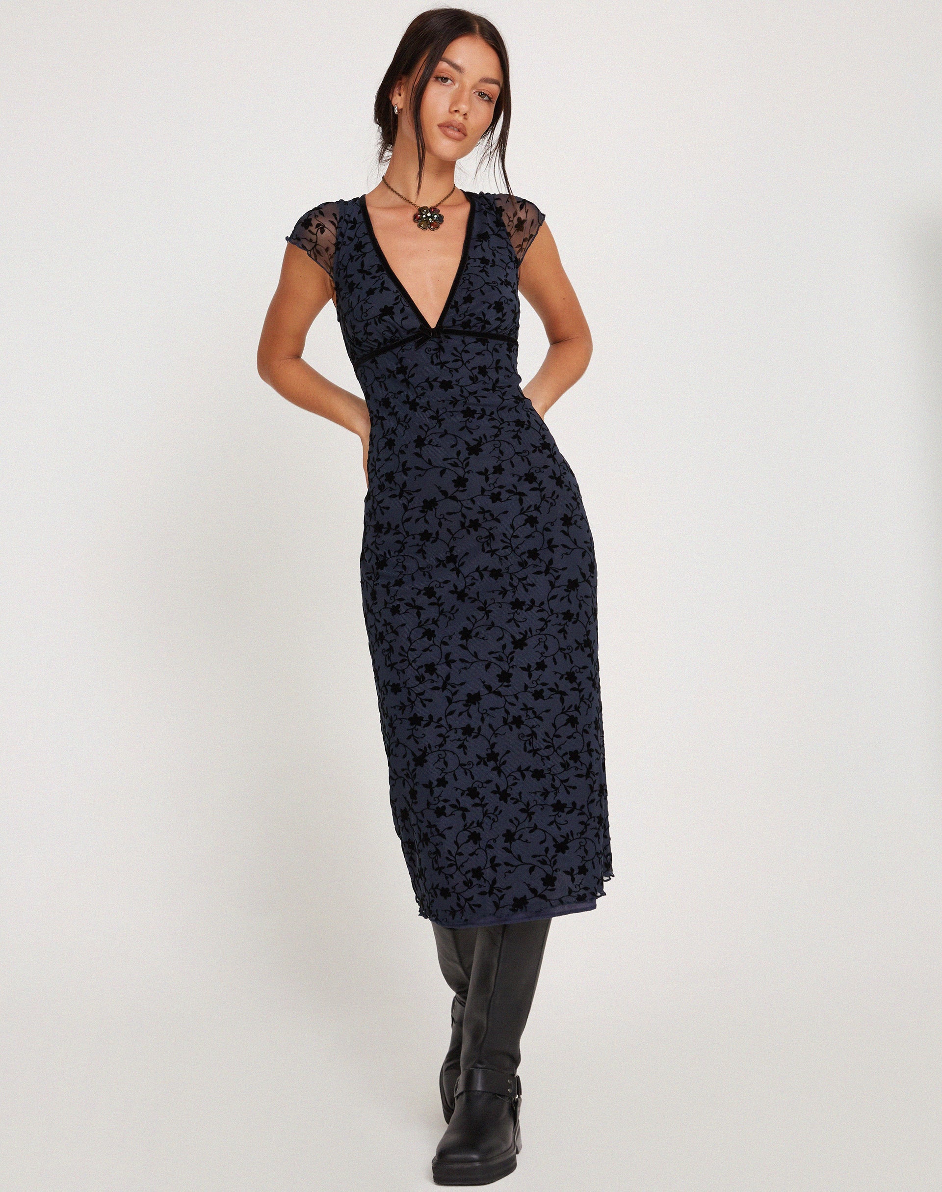 Imagen del vestido Vilinia Midi Dress in Pretty Petal Flock Negro