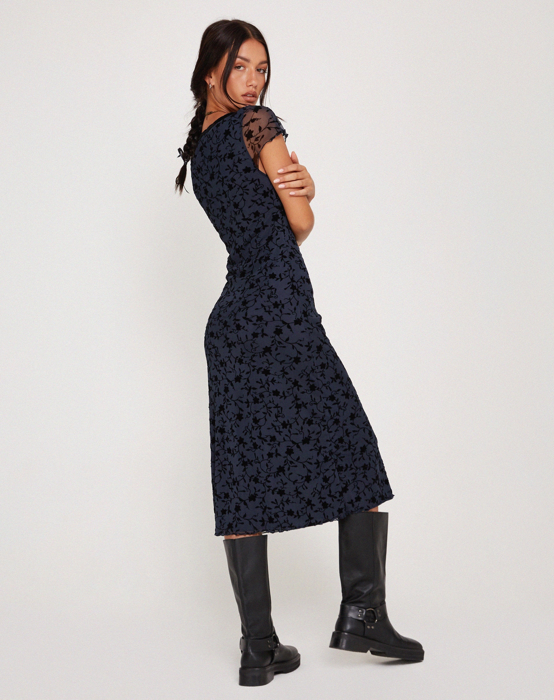 Imagen del vestido Vilinia Midi Dress in Pretty Petal Flock Negro