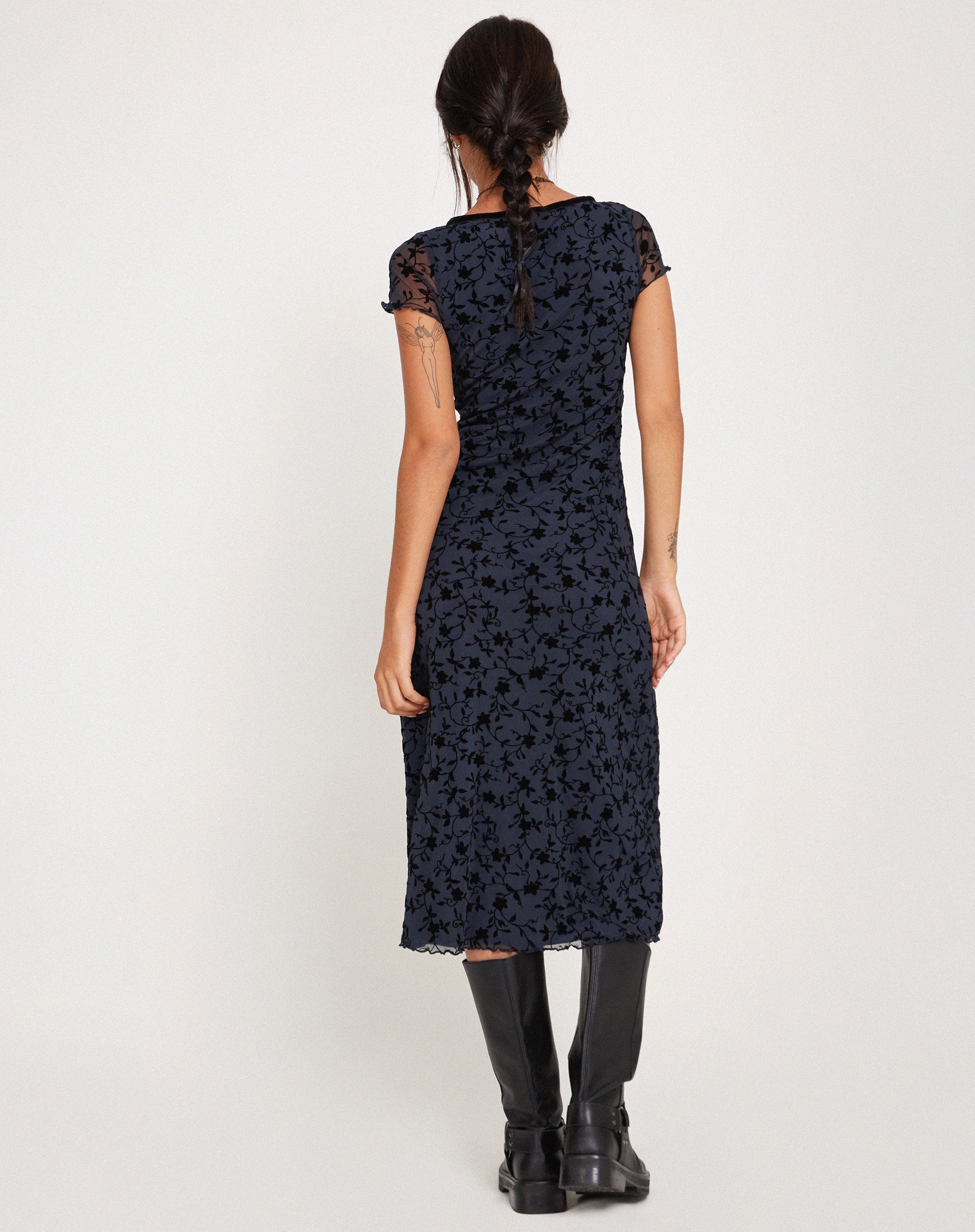 Imagen del vestido Vilinia Midi Dress in Pretty Petal Flock Negro