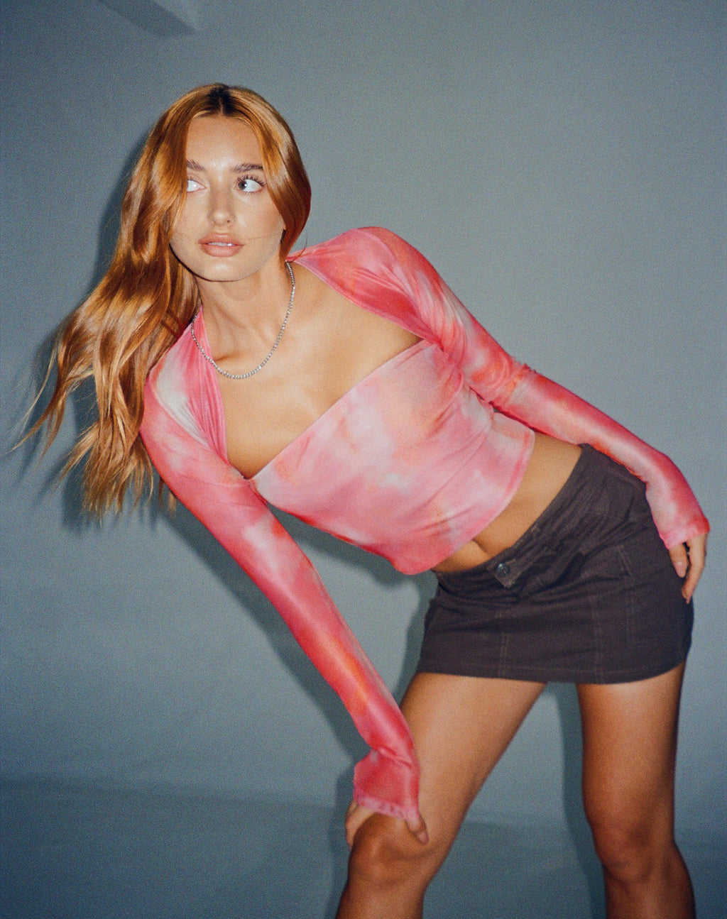 Conjunto Kouna Bandeau Crop Top y Shrug en rosa difuminado abstracto