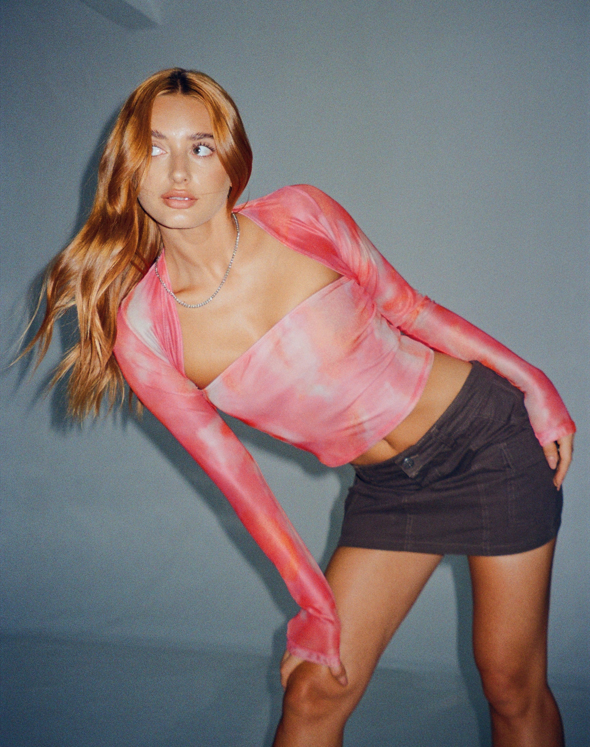 imagen de Kouna Bandeau Crop Top and Shrug Set in Abstract Blurred Pink