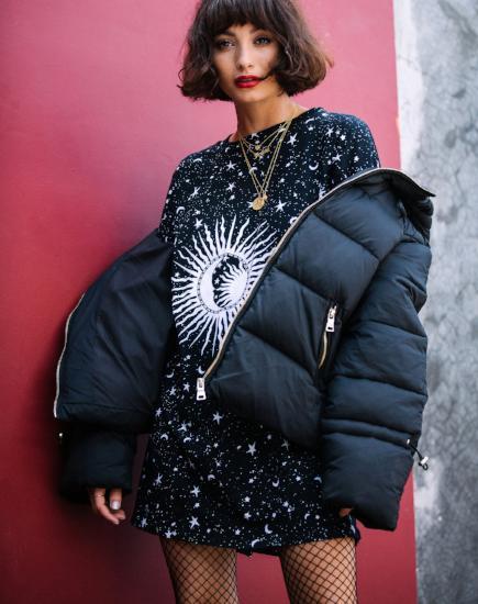 Camiseta oversize Sunny Kiss en negro Cosmos