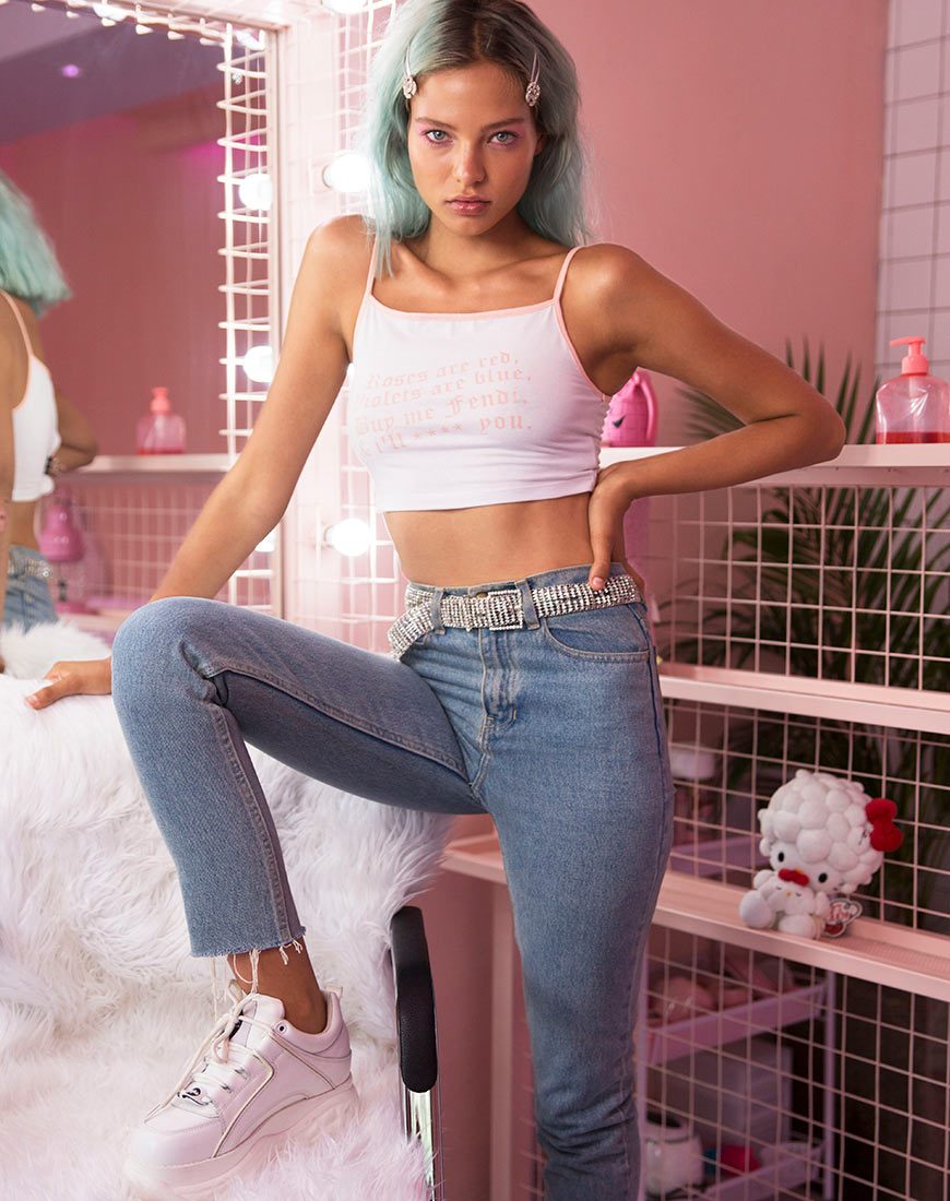 Imagen de Kamla Crop Top en blanco con texto Roses Are Red X Top Girl