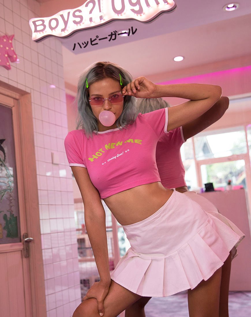 Imagen de Mandita Crop Top en rosa brillante con texto Hot New Me X Top Girl