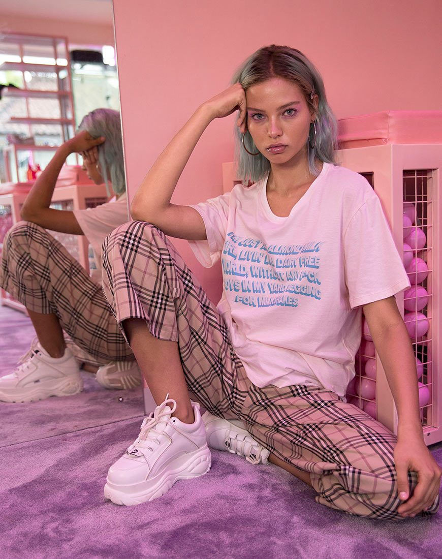 Image of Camiseta básica oversize en rosa suave con texto Almendra Leche Niña X Top Niña