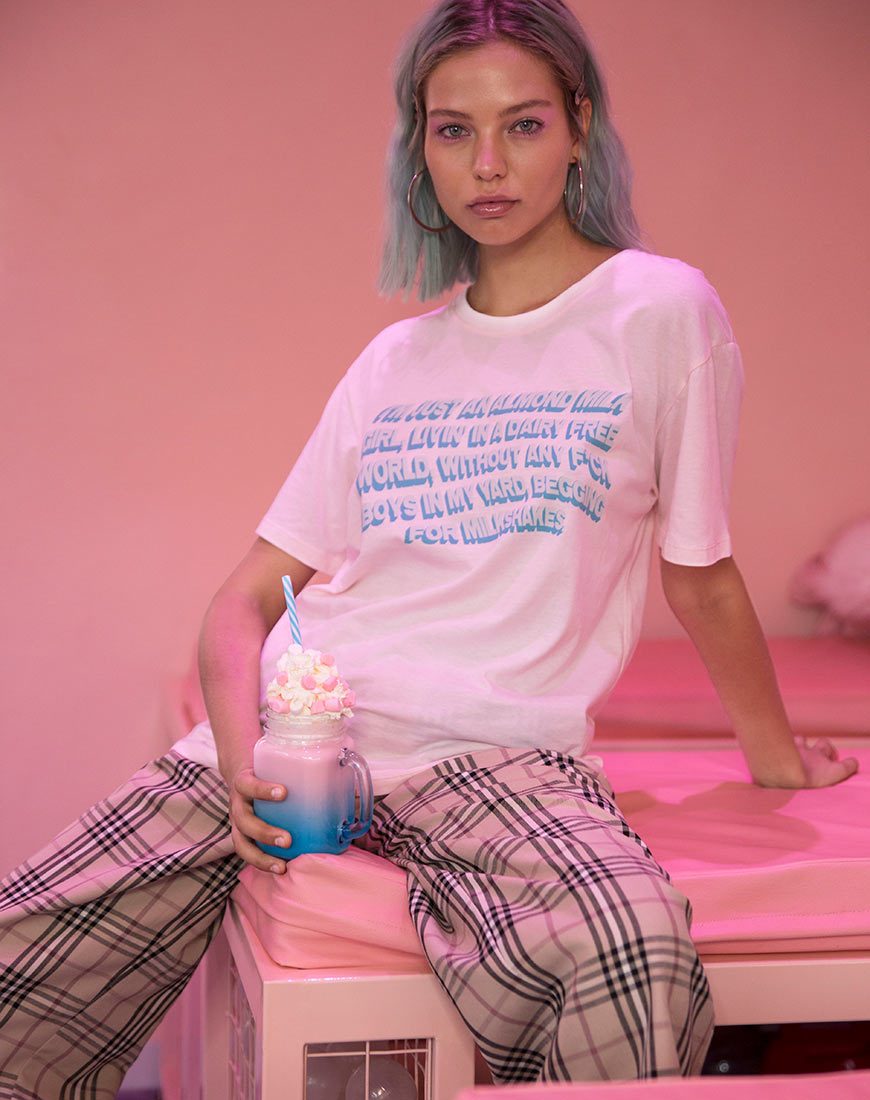 Image of Camiseta básica oversize en rosa suave con texto Almendra Leche Niña X Top Niña