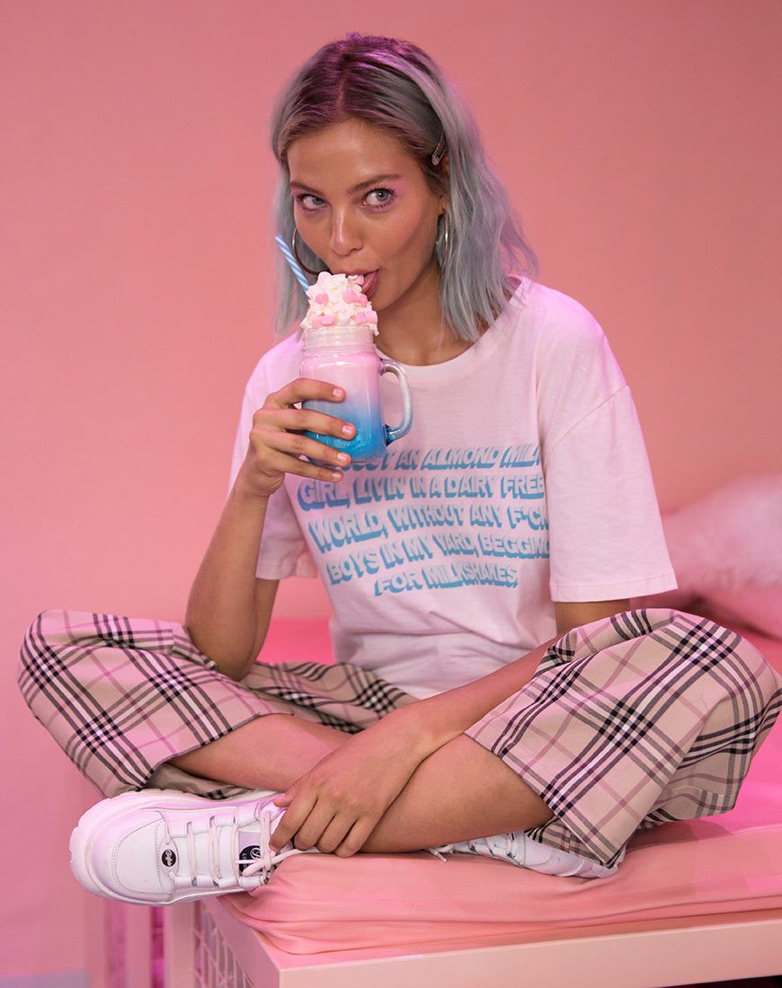 Image of Camiseta básica oversize en rosa suave con texto Almendra Leche Niña X Top Niña