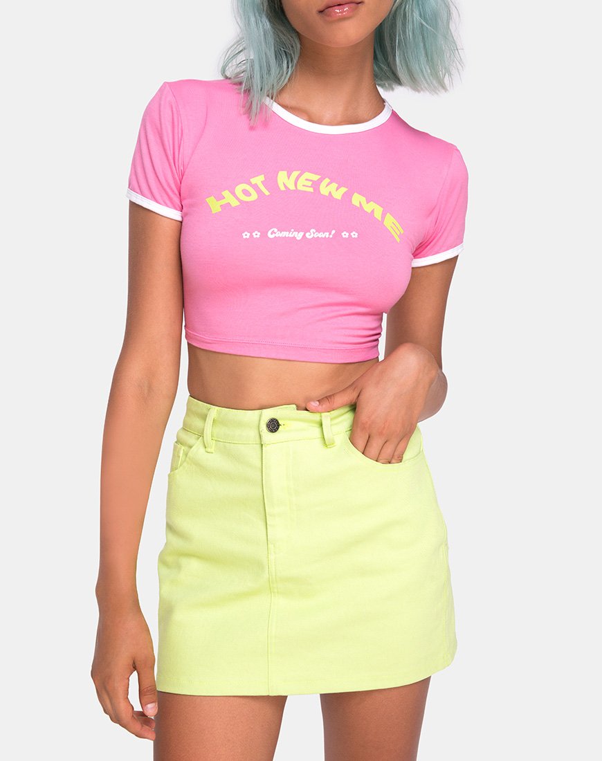 Imagen de Mandita Crop Top en rosa brillante con texto Hot New Me X Top Girl