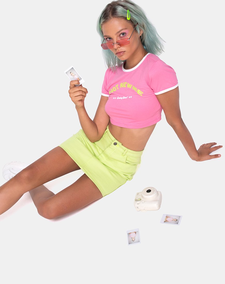 Mandita Crop Top en rosa brillante con texto Hot New Me X Top Girl