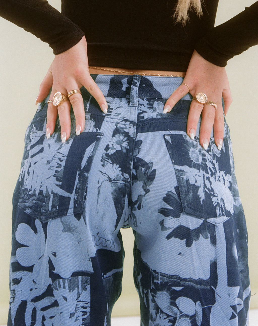 Motel x Olivia Neill Low Rise Parallel Jean en Photo Collage Azul