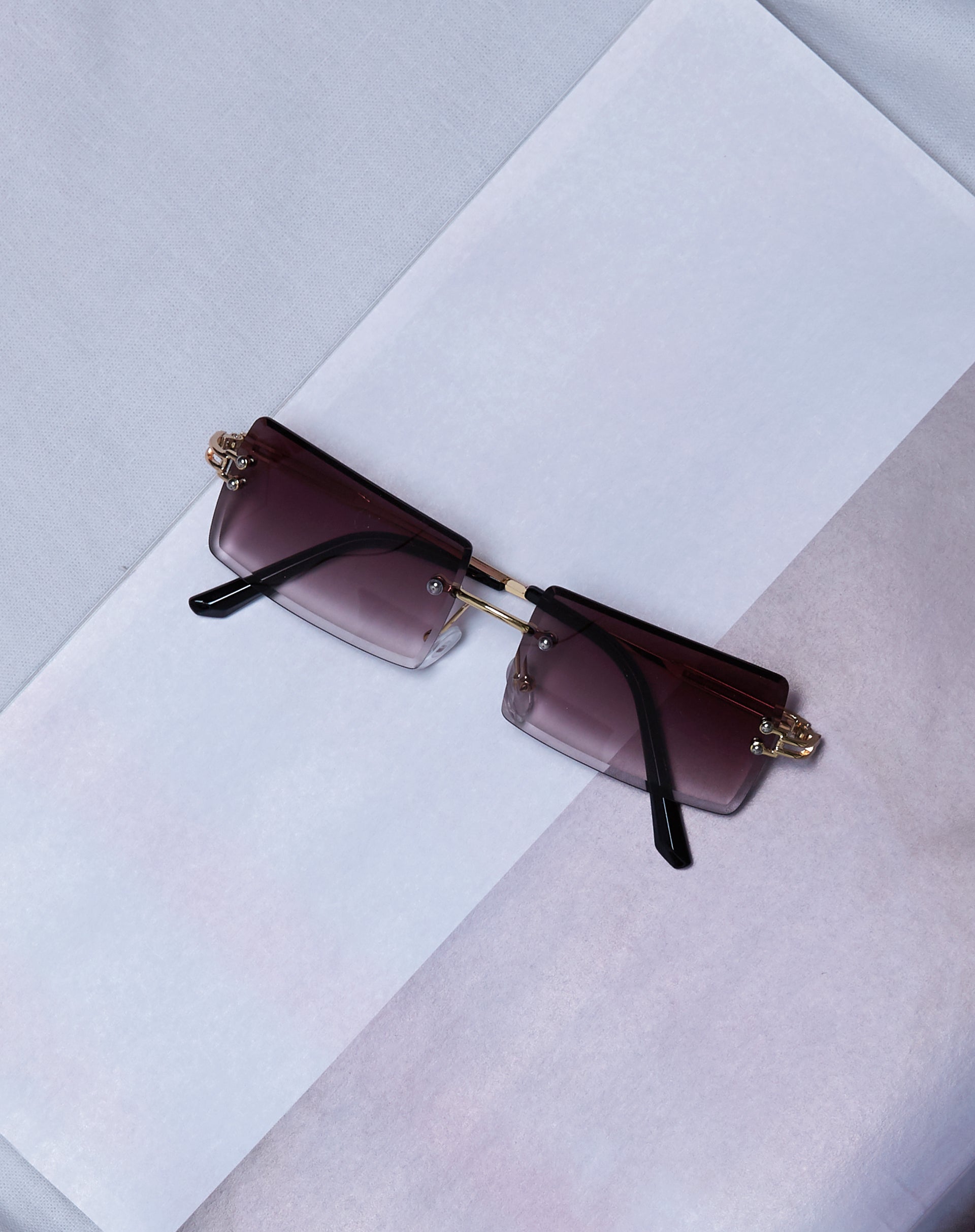 Imagen de las gafas de sol Yumi en negro y dorado