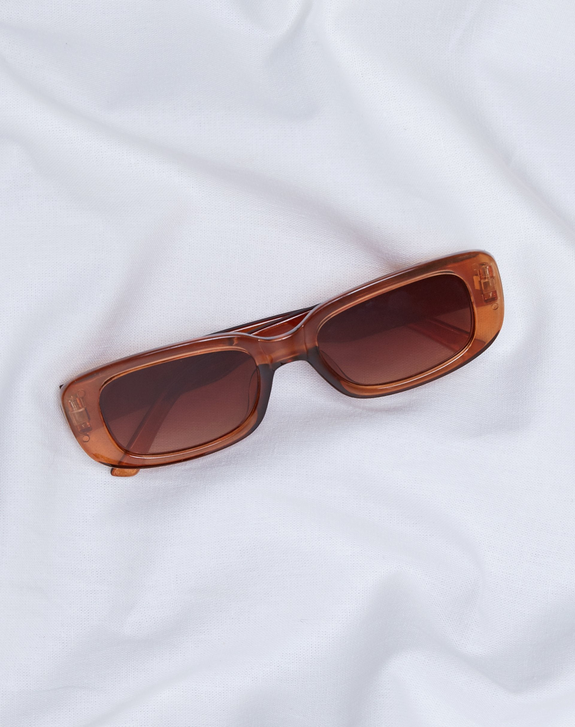 Imagen de las gafas de sol Versa en marrón
