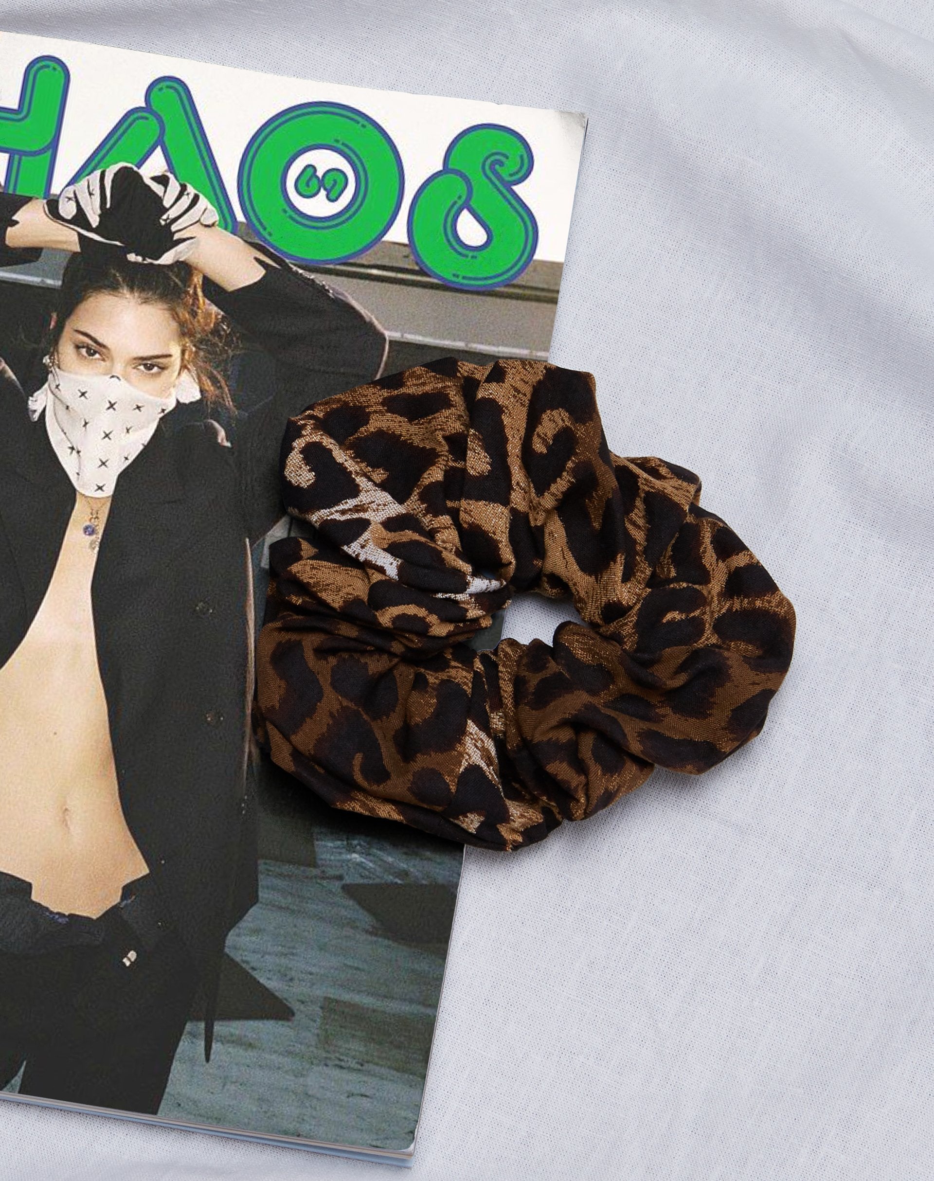 Imagen de Scrunchie en leopardo nocturno marrón