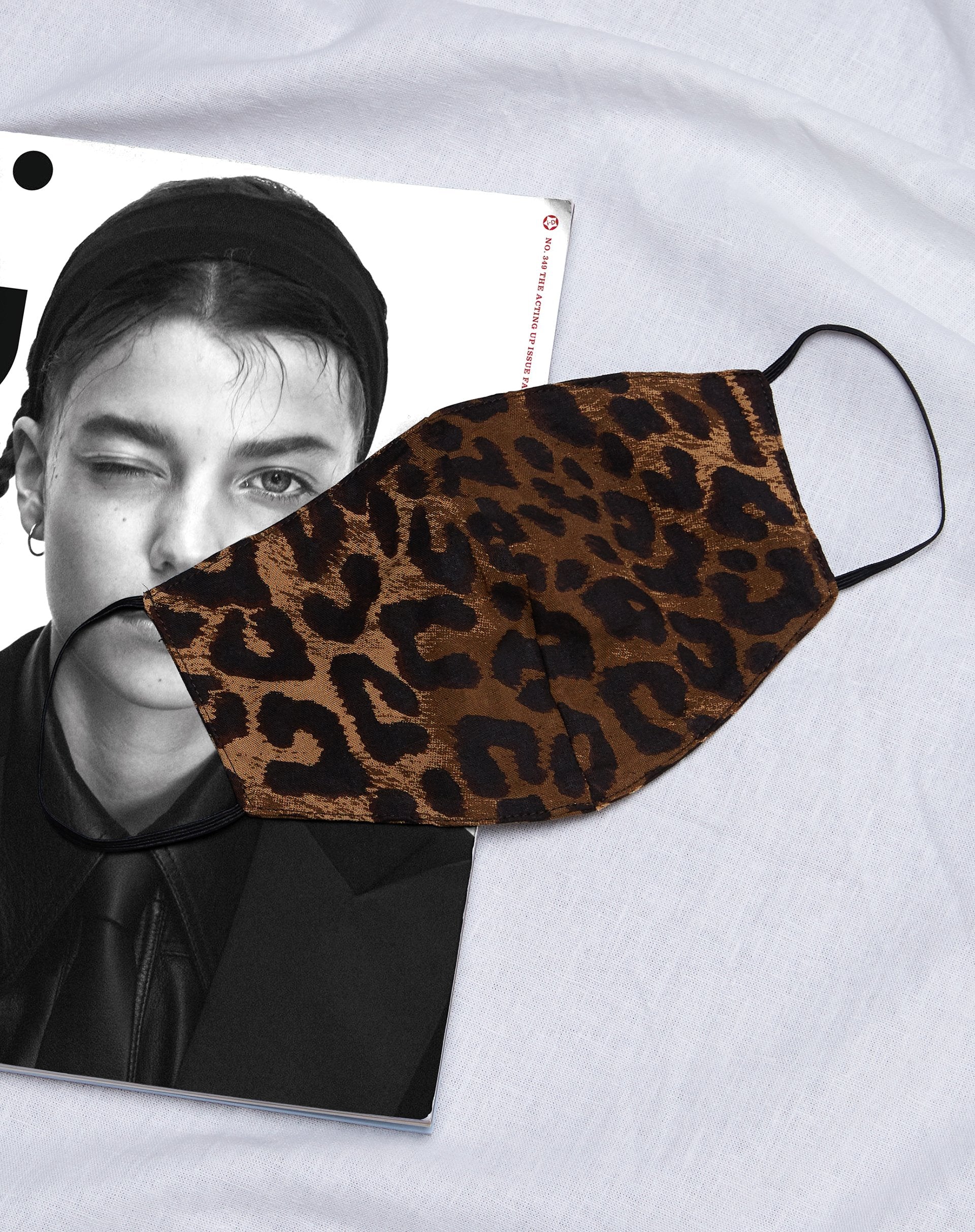 Imagen de Mascarilla facial en leopardo nocturno marrón
