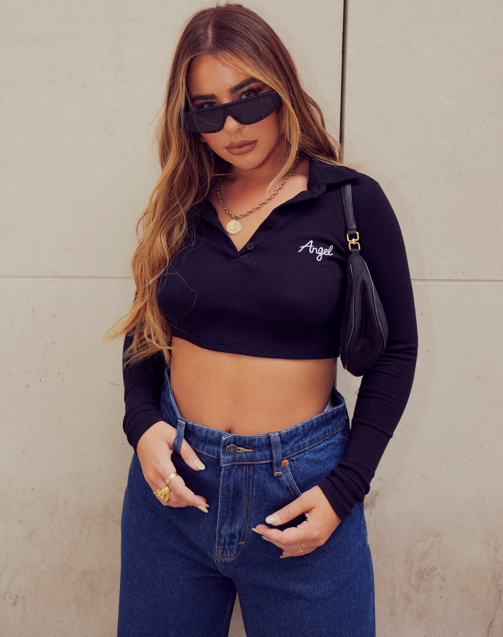 Elody Crop Top de canalé negro con bordado "Angel