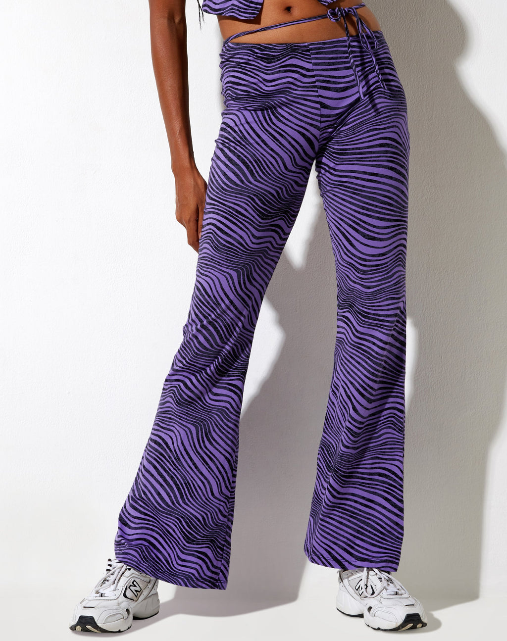Pantalón Eda Flare en color morado tierra del desierto